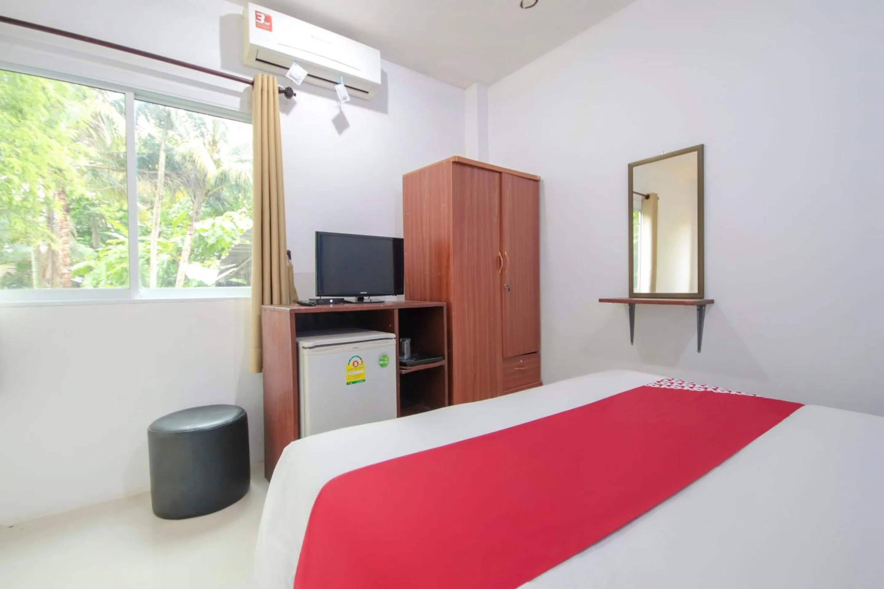 Bedroom, TV/Entertainment Center in OYO 1120 The Royhanna Beach Home