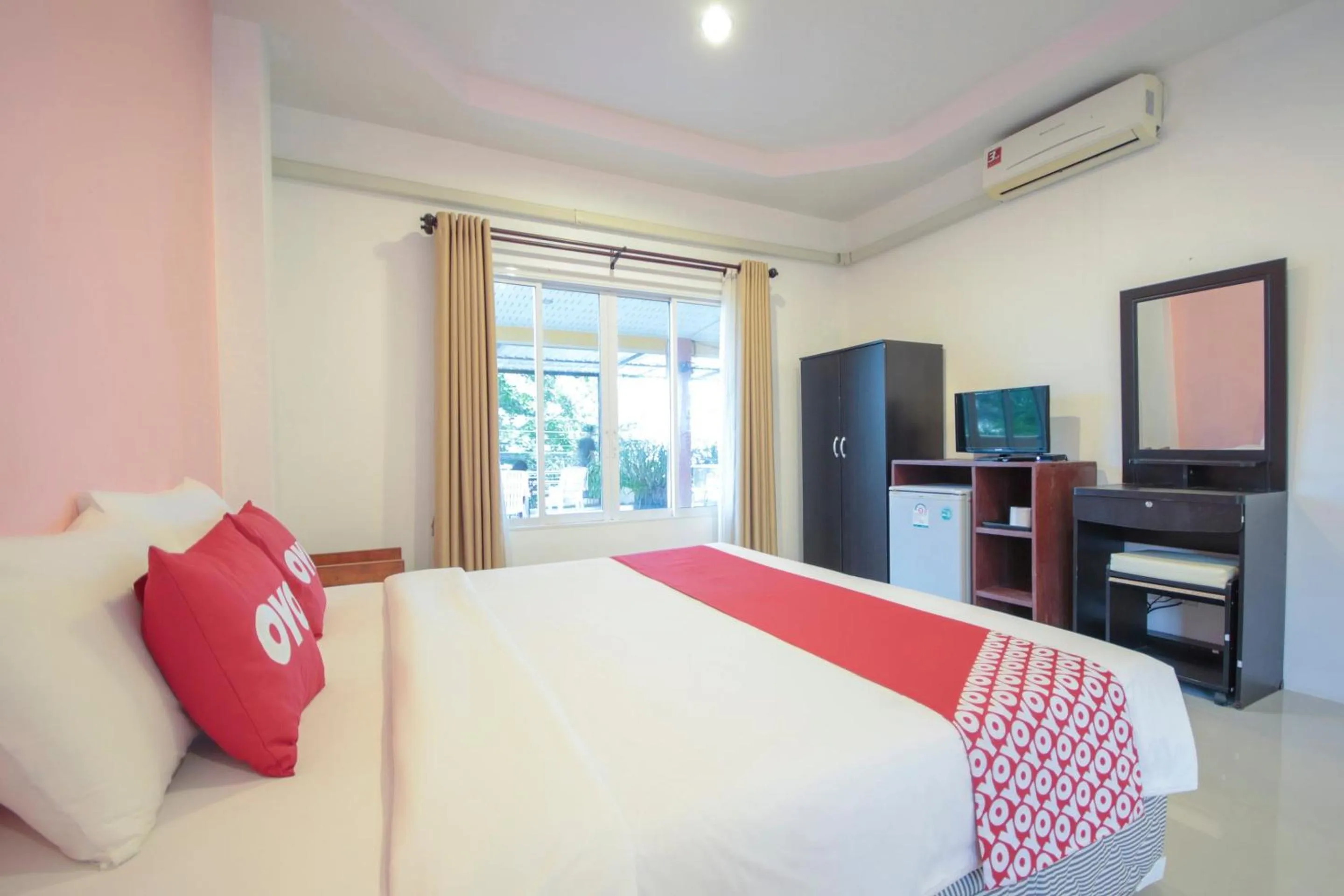 Bedroom in OYO 1120 The Royhanna Beach Home