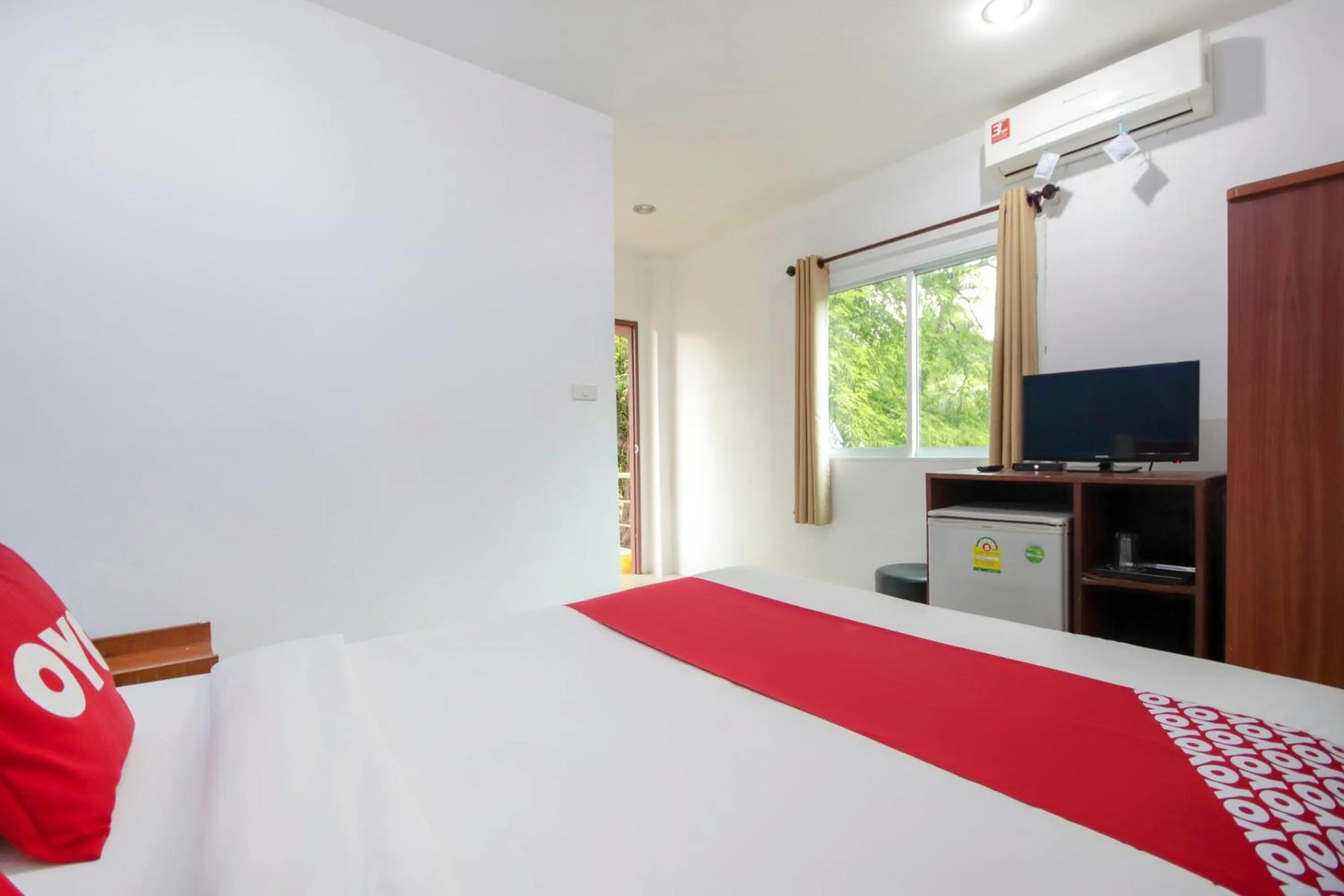 Bedroom, TV/Entertainment Center in OYO 1120 The Royhanna Beach Home