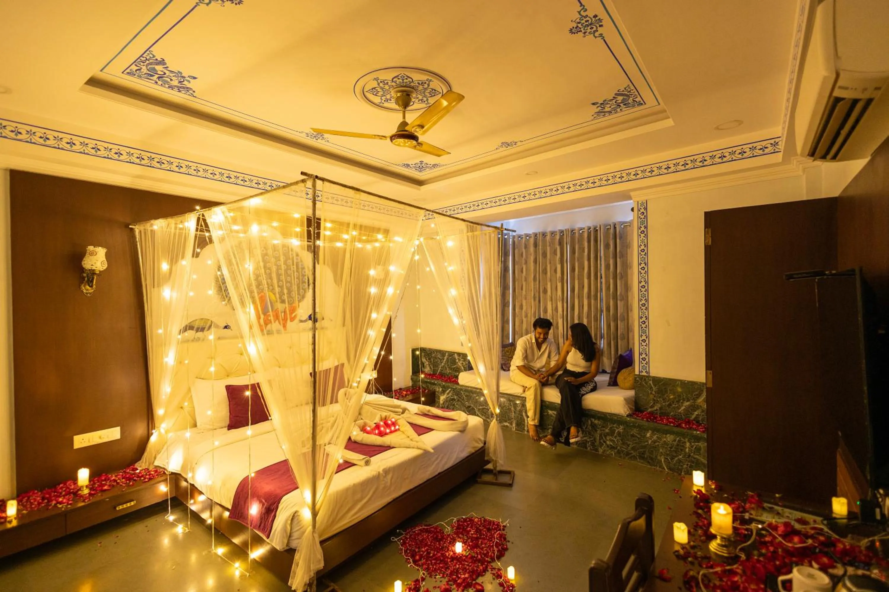Bed in Hide-In Udaipur - A Lake View Boutique Hotel