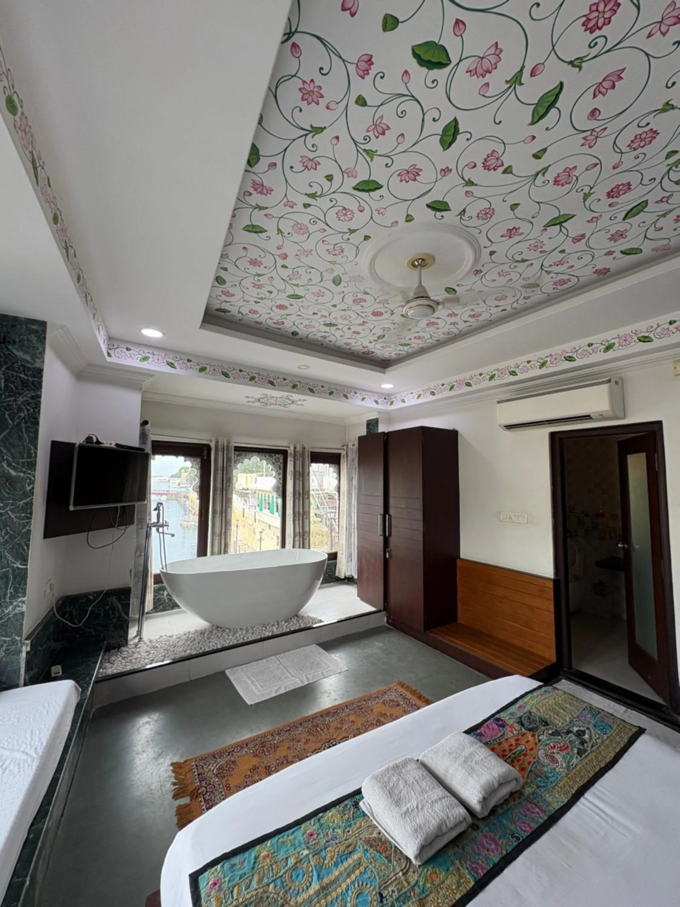 Bath, Bed in Hide-In Udaipur - A Lake View Boutique Hotel