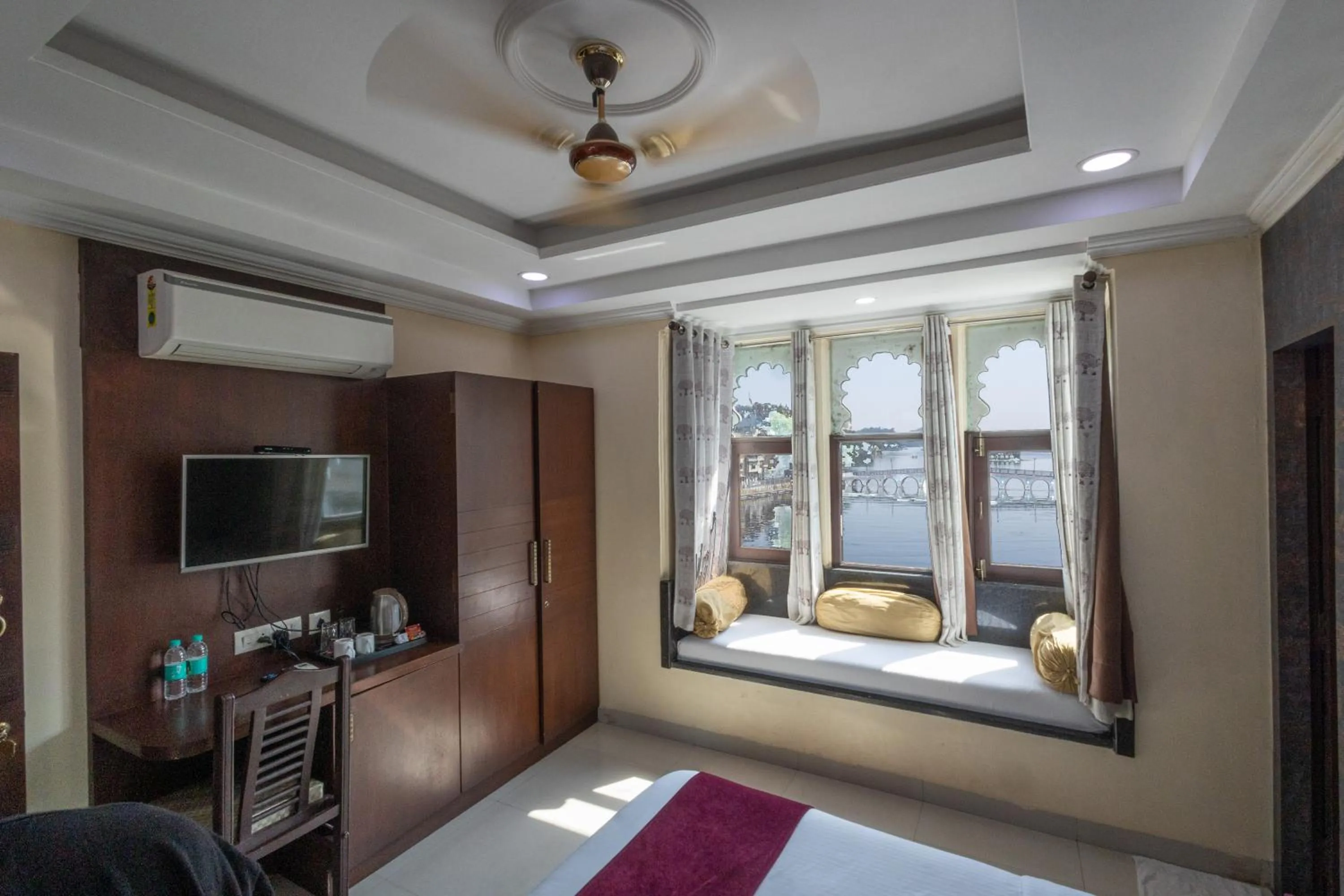 Photo of the whole room, Bed in Hide-In Udaipur - A Lake View Boutique Hotel