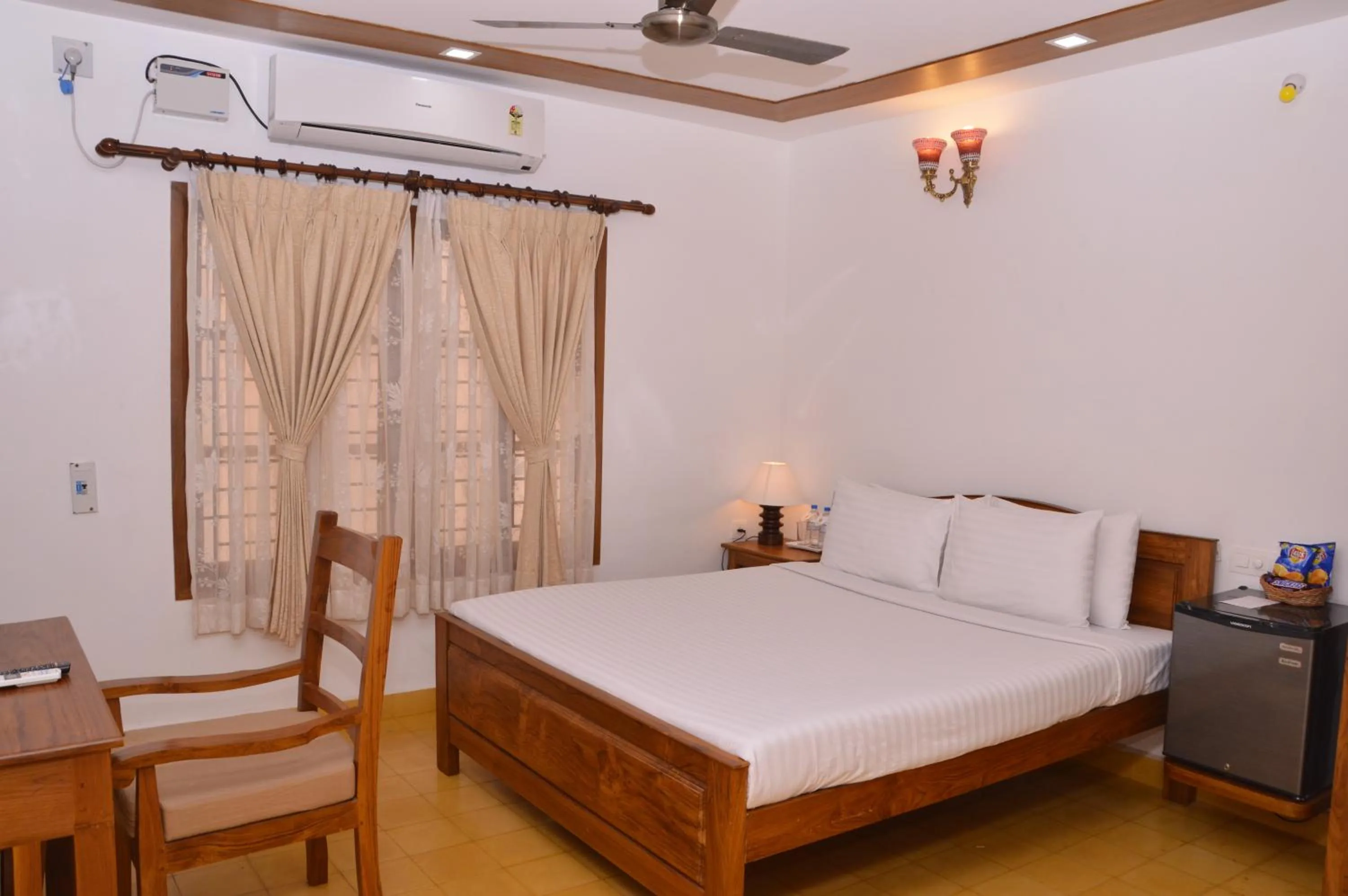 Shower, Bed in Cours CHABROL