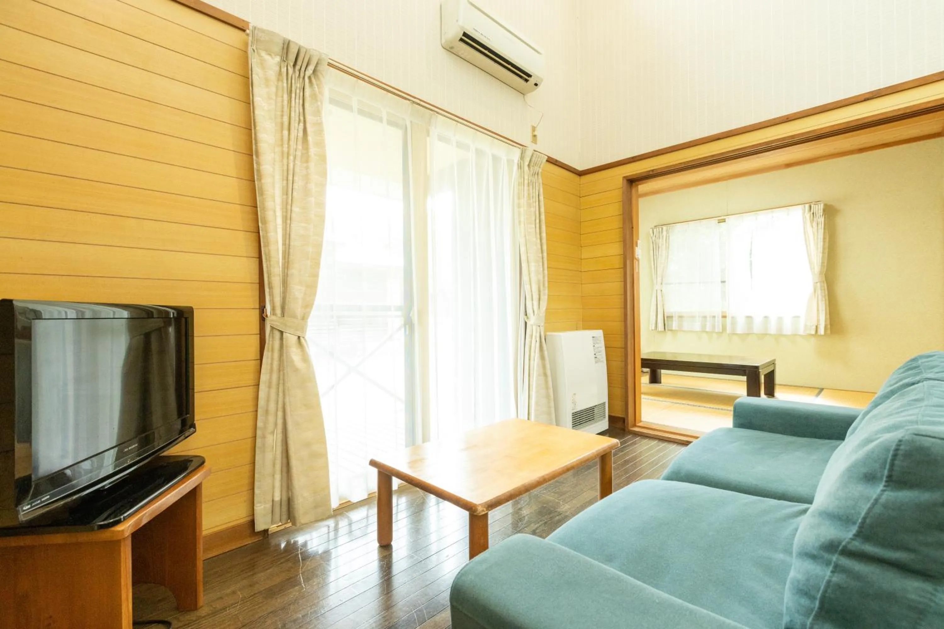 Communal lounge/ TV room in Nature Cottage Akabeko