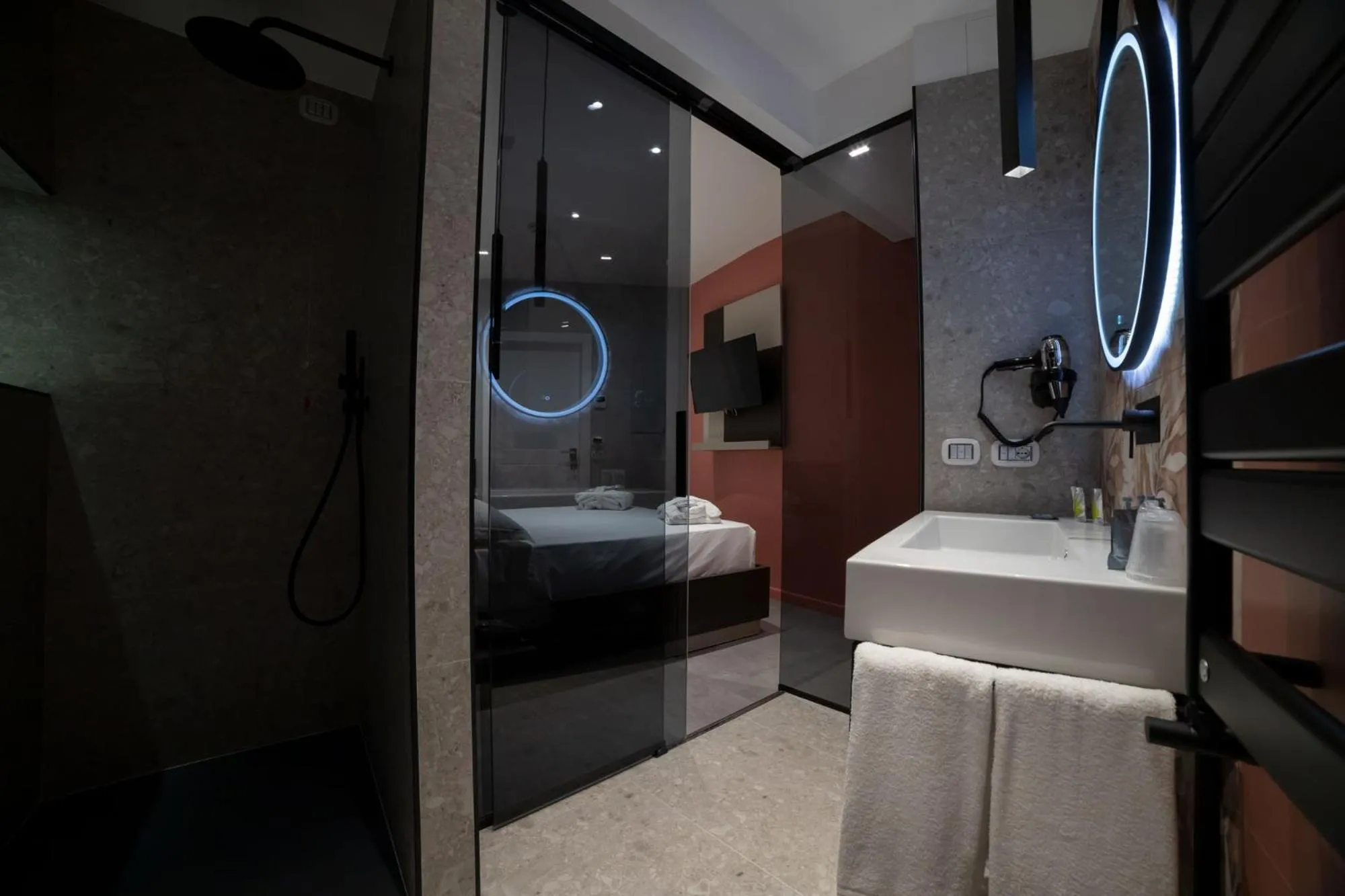 Bathroom, Bed in Marconi Hotel