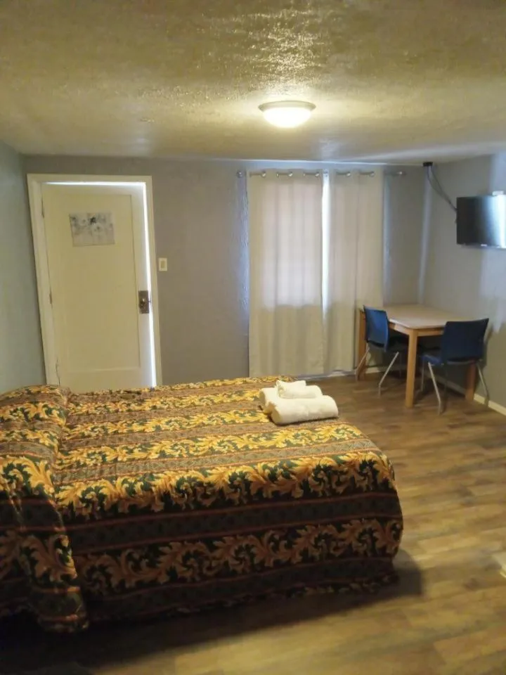 Living room, Bed in Ranch Motel