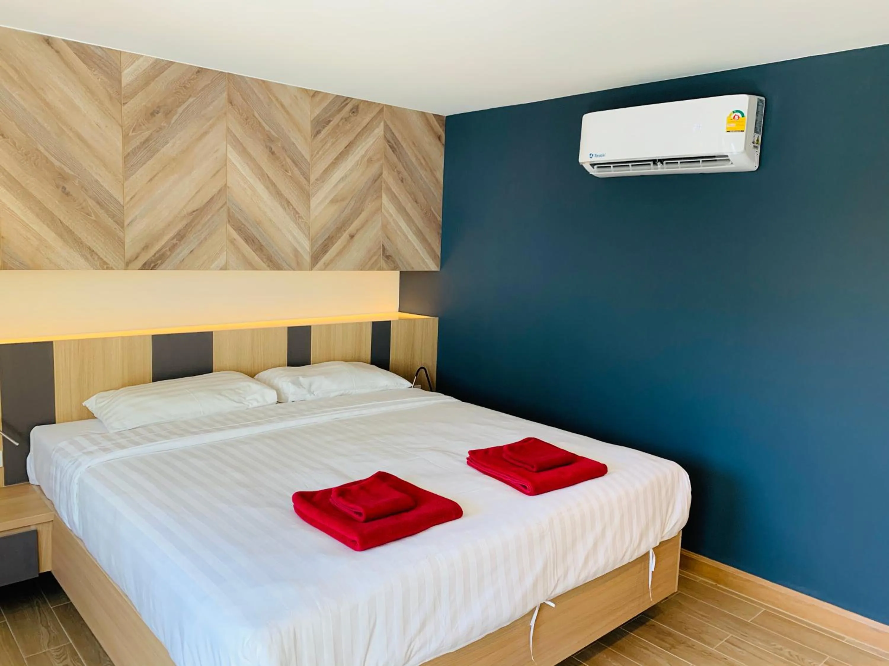 Photo of the whole room, Bed in Room Actually