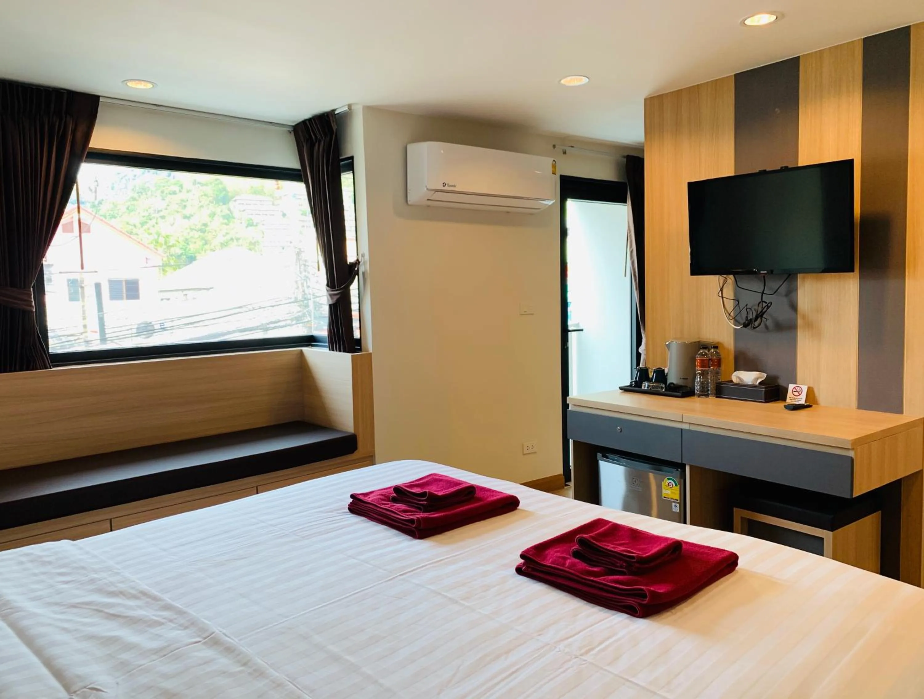 Photo of the whole room, Bed in Room Actually