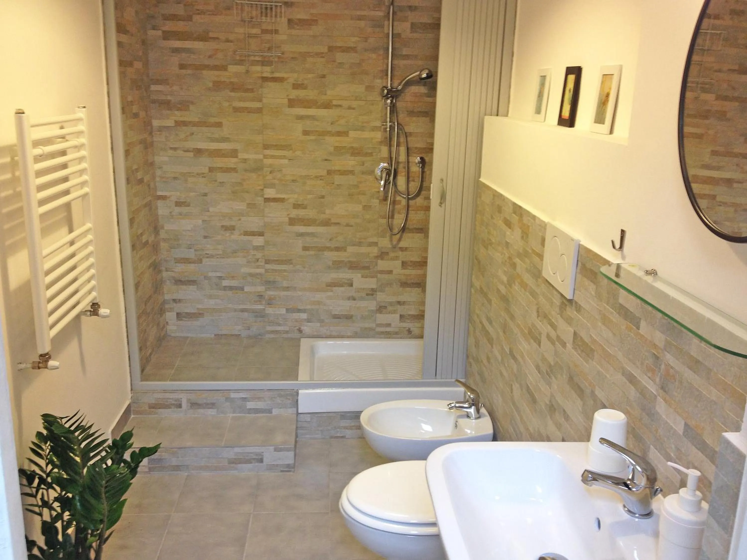 Shower in Domò Vaticano Guest House