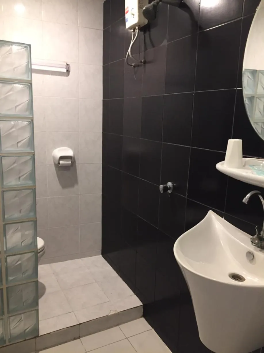 Bathroom in Fong Kaew and Baan Nang Fa Guesthouse