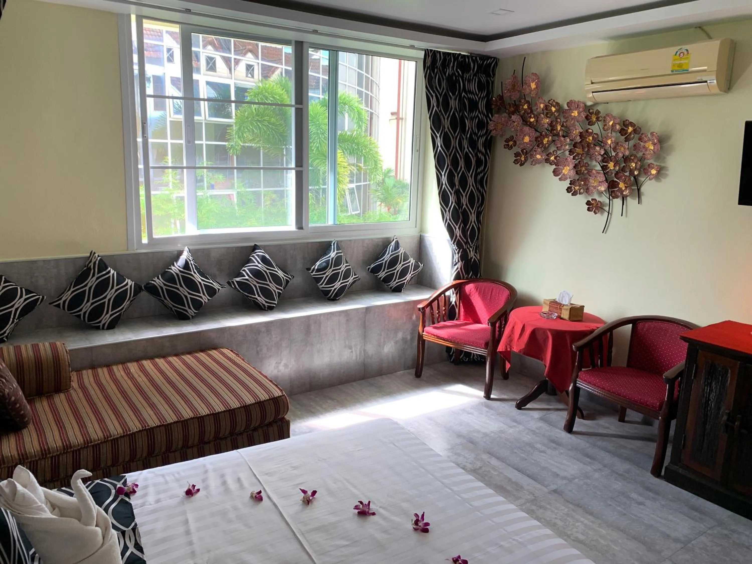 Seating area, Bed in Fong Kaew and Baan Nang Fa Guesthouse