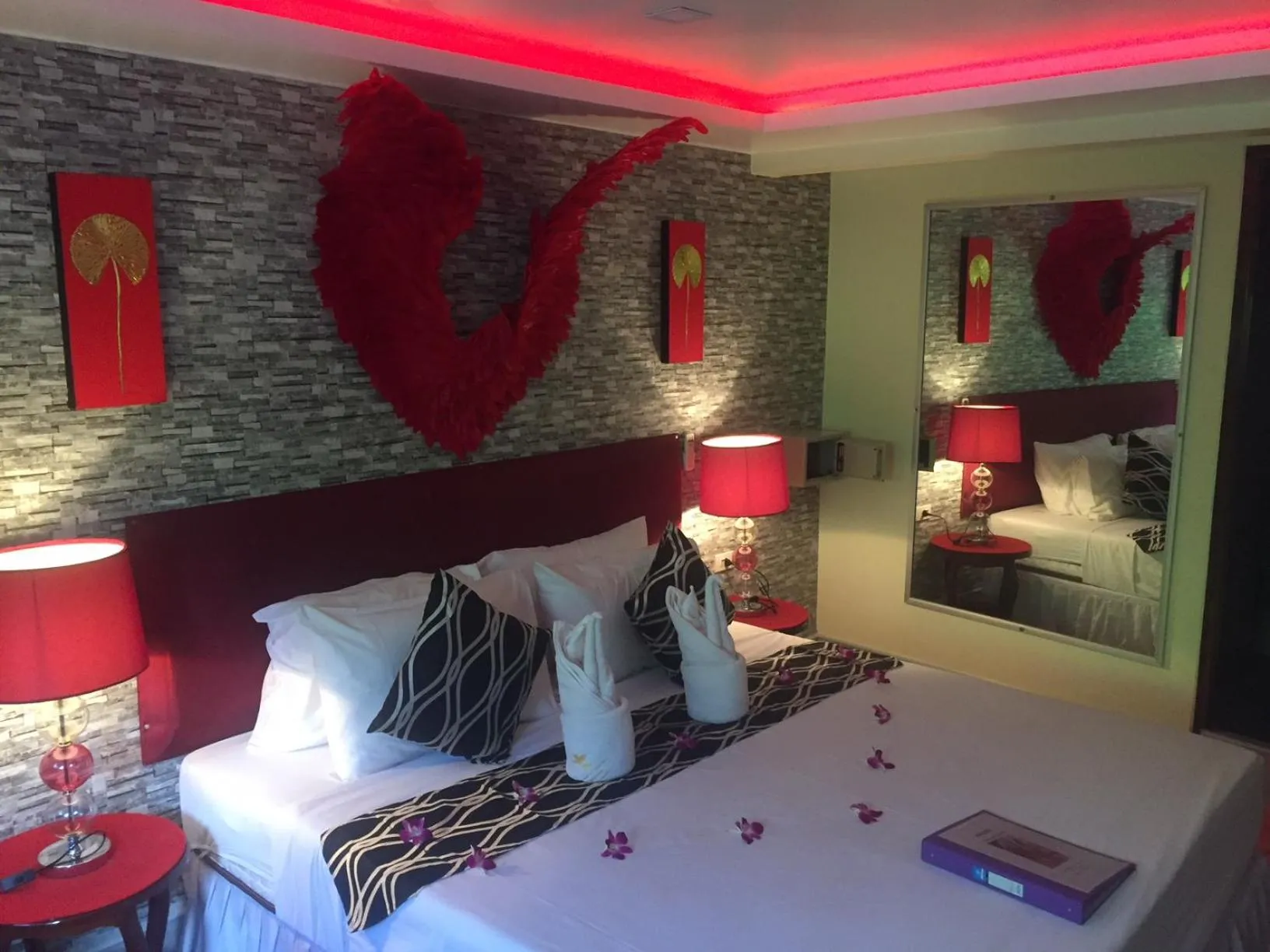 Photo of the whole room, Bed in Fong Kaew and Baan Nang Fa Guesthouse