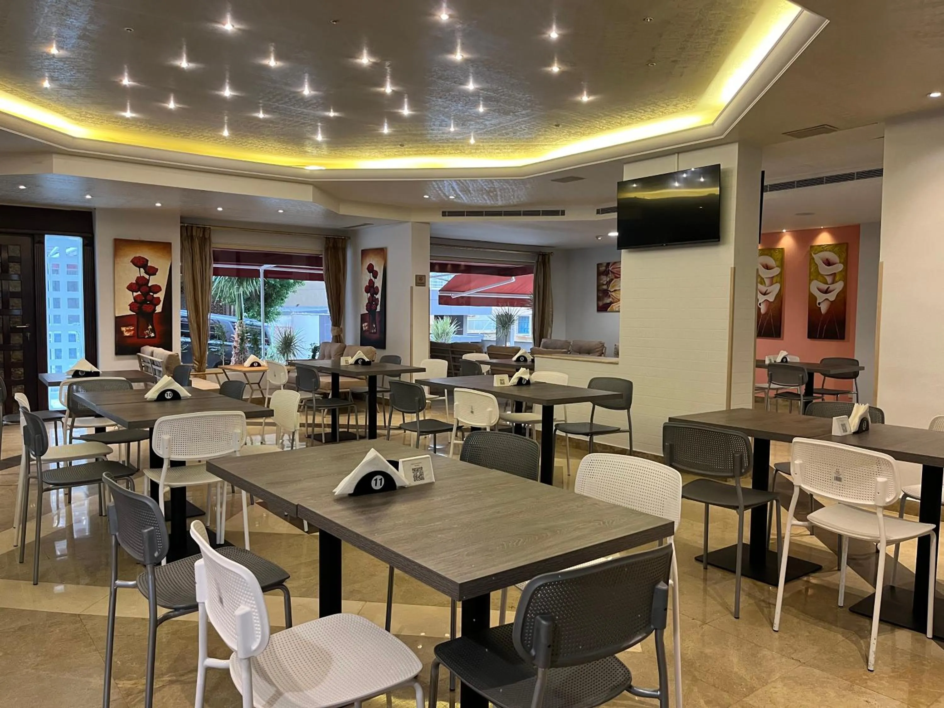 Restaurant/places to eat in Manara Riva Suites