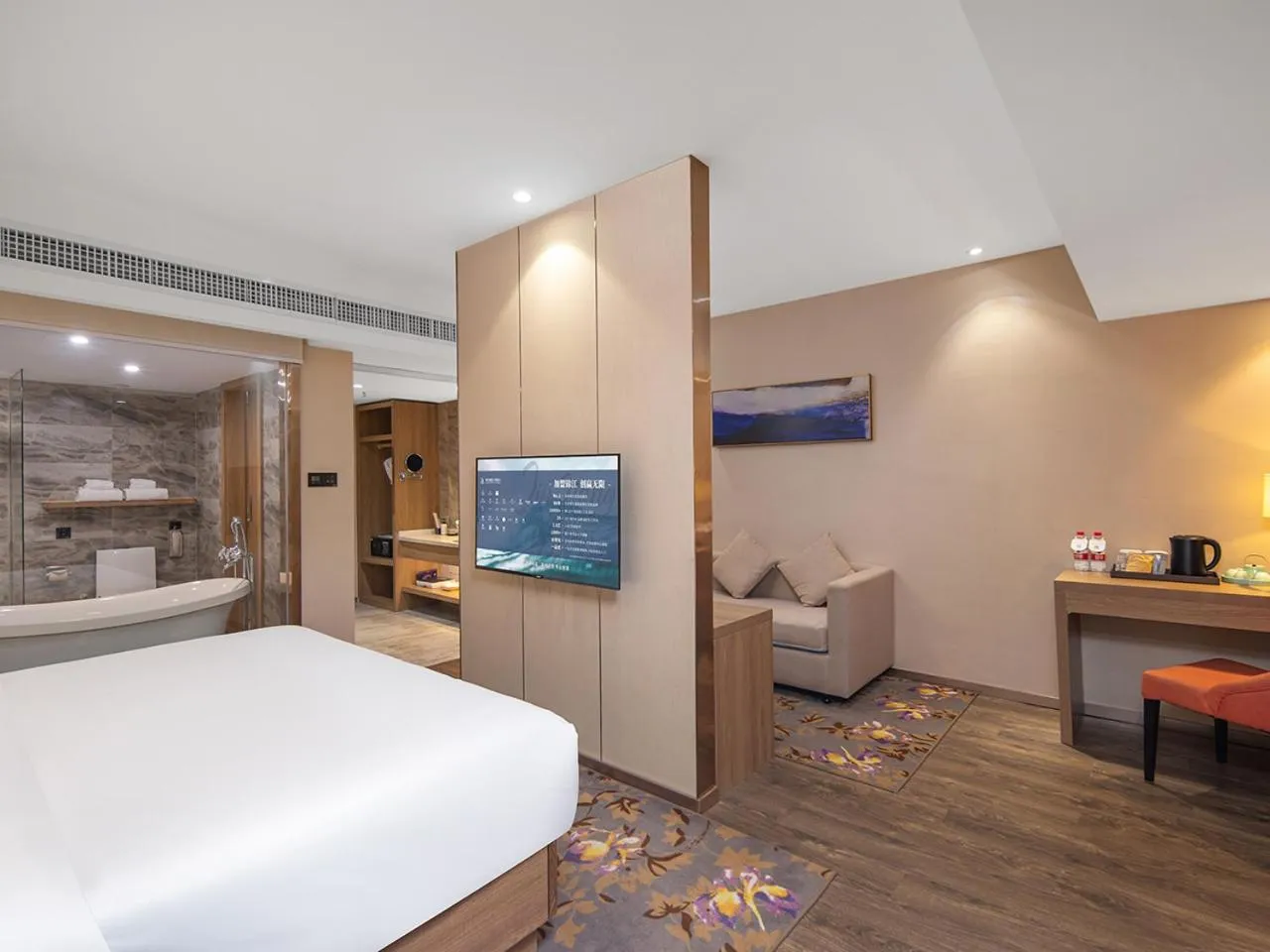 Photo of the whole room, Bed in Guangzhou Baiyun Airport Renhe Cornet International Chain Hotel