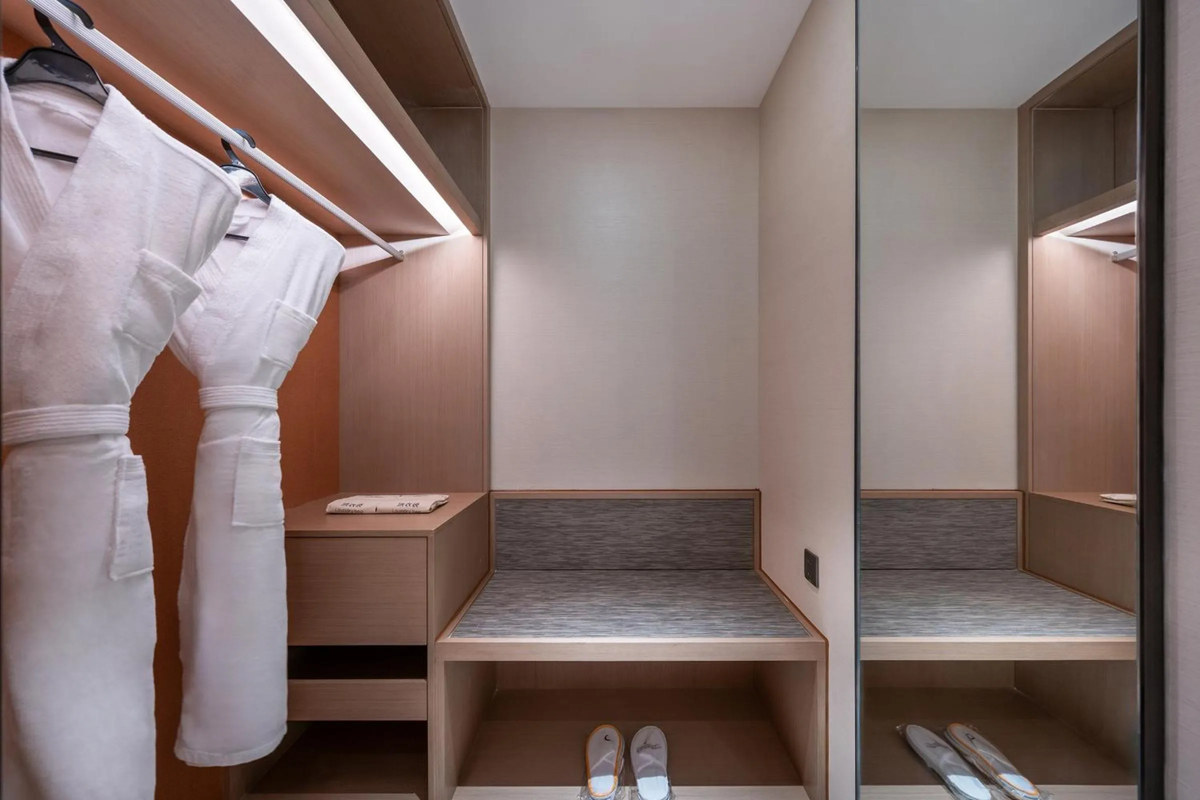 wardrobe in The Qube Hotel Shanghai Qingpu