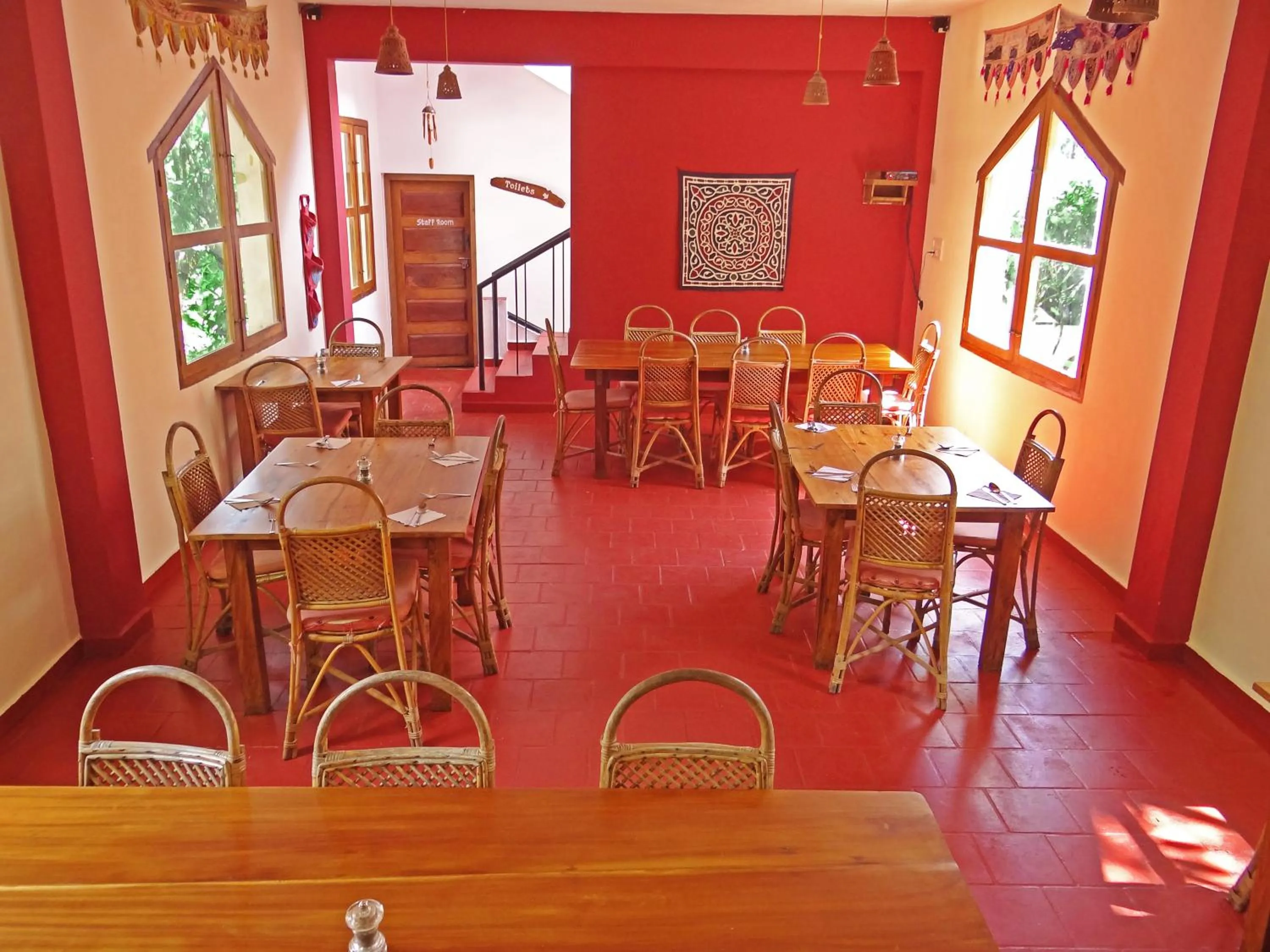 Restaurant/places to eat in Chrissie's Hotel