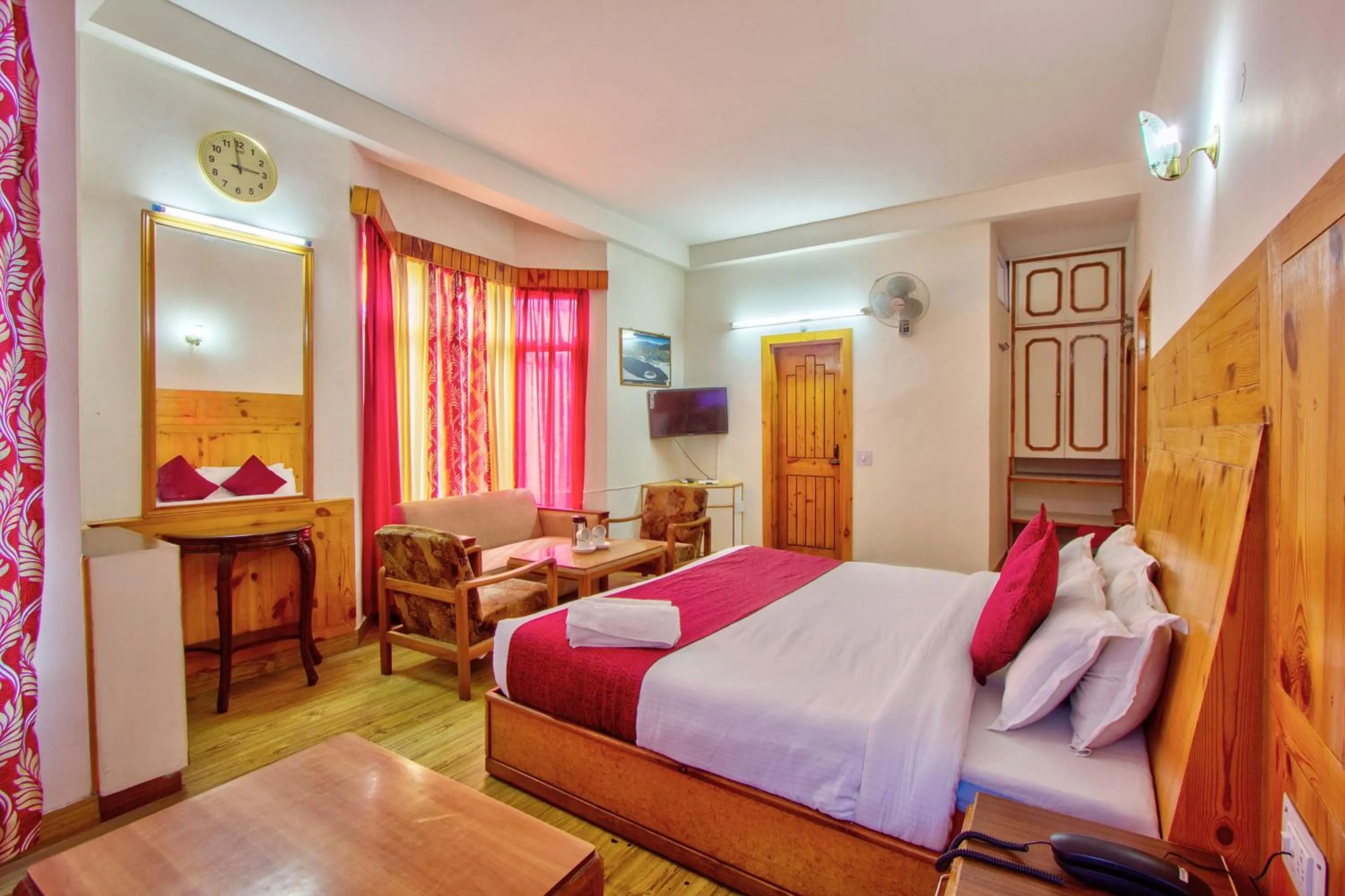 Bedroom, Bed in HOTEL ROyAL THE MALL MANALI