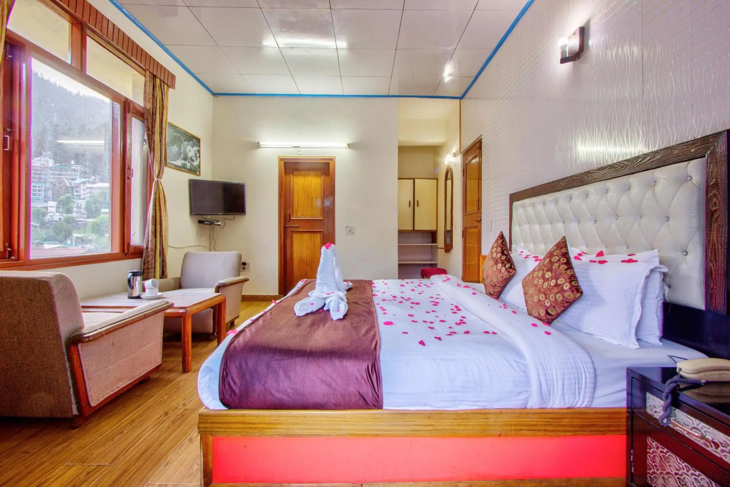 Bedroom, Bed in HOTEL ROyAL THE MALL MANALI