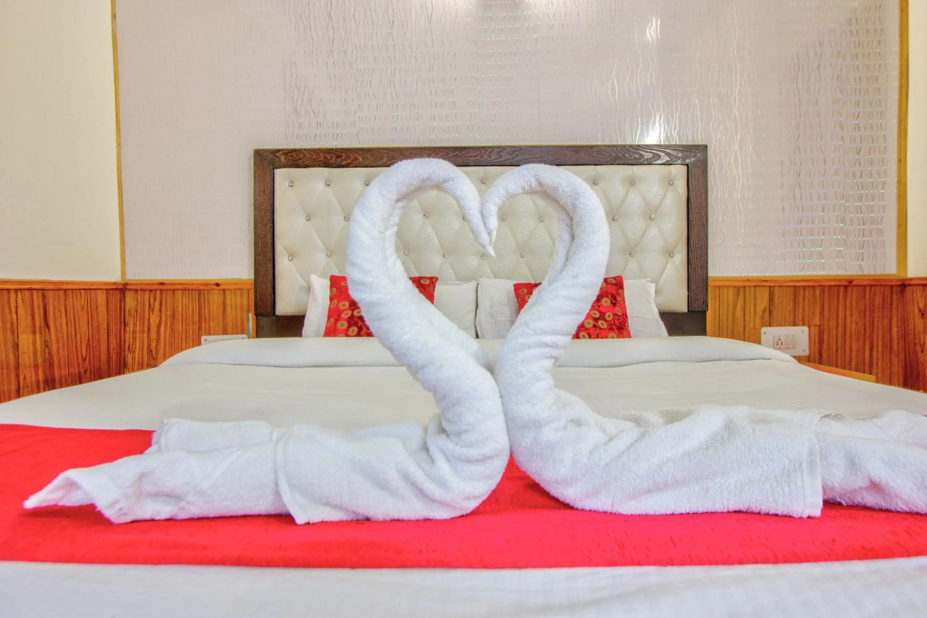 Bedroom, Bed in HOTEL ROyAL THE MALL MANALI