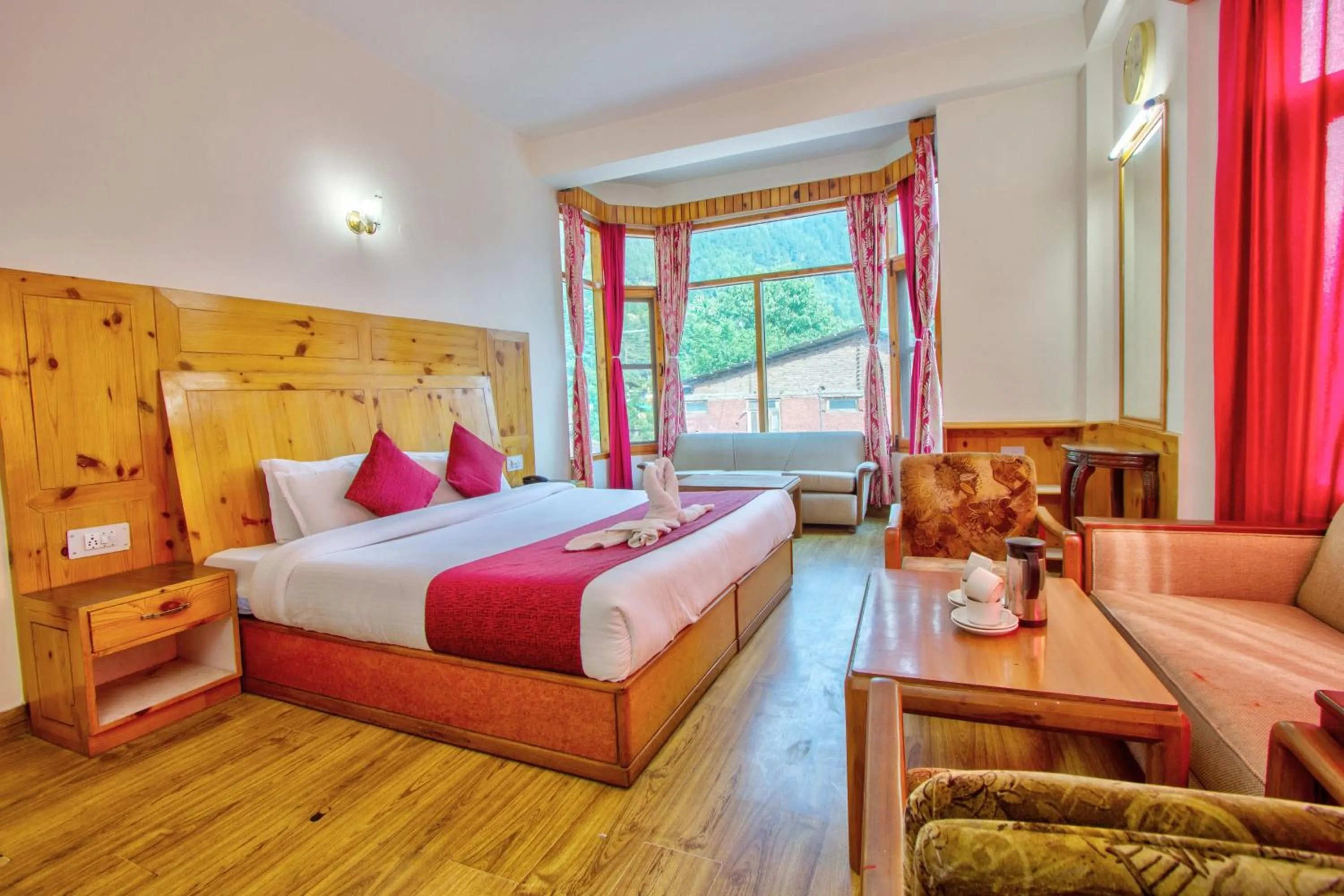 Bedroom, Bed in HOTEL ROyAL THE MALL MANALI