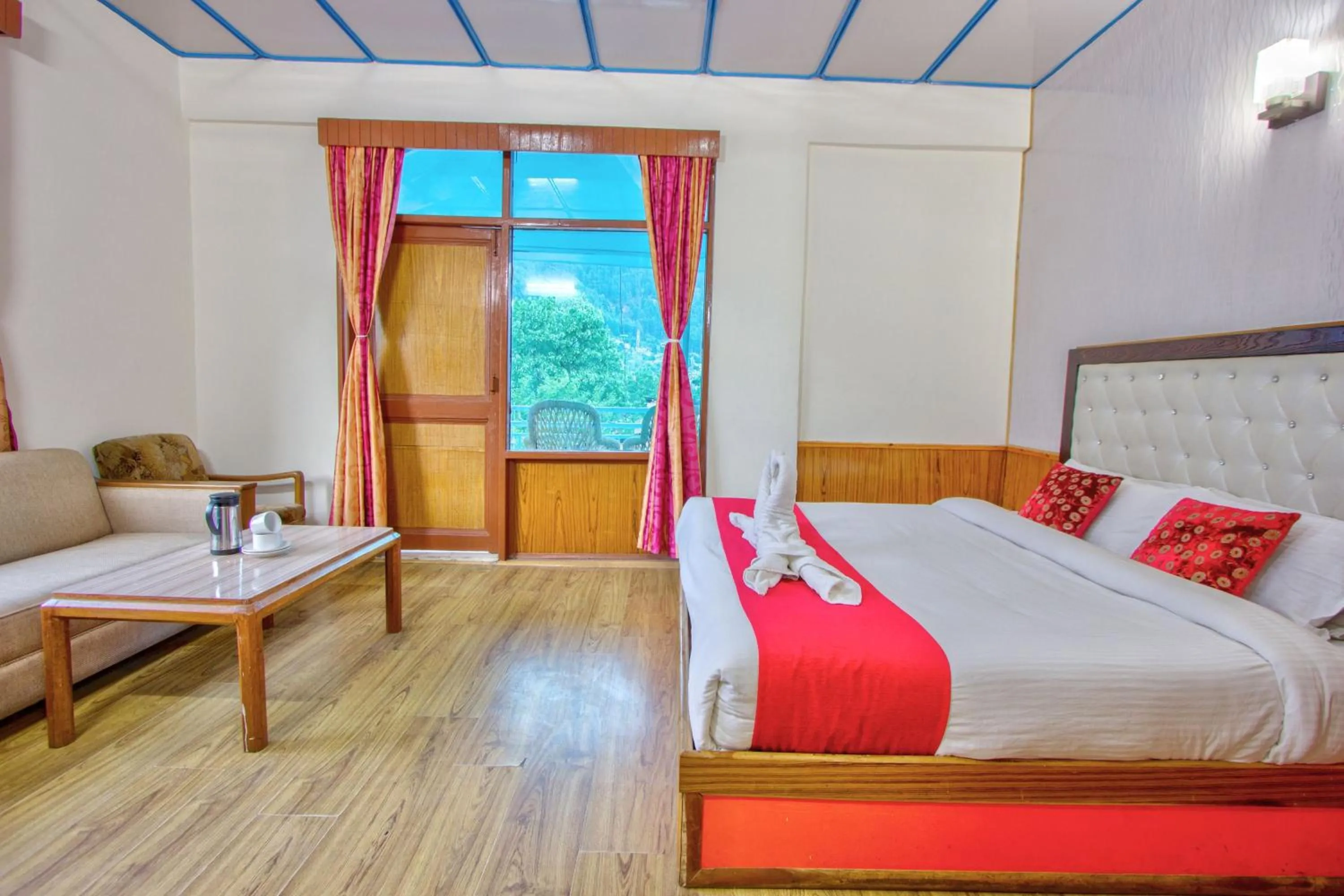 Bedroom, Bed in HOTEL ROyAL THE MALL MANALI