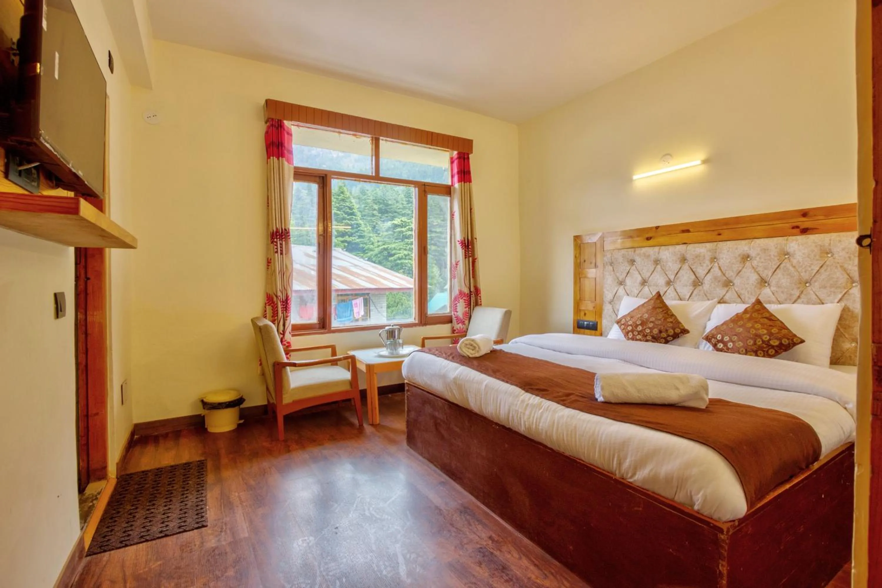 Bedroom, Bed in HOTEL ROyAL THE MALL MANALI