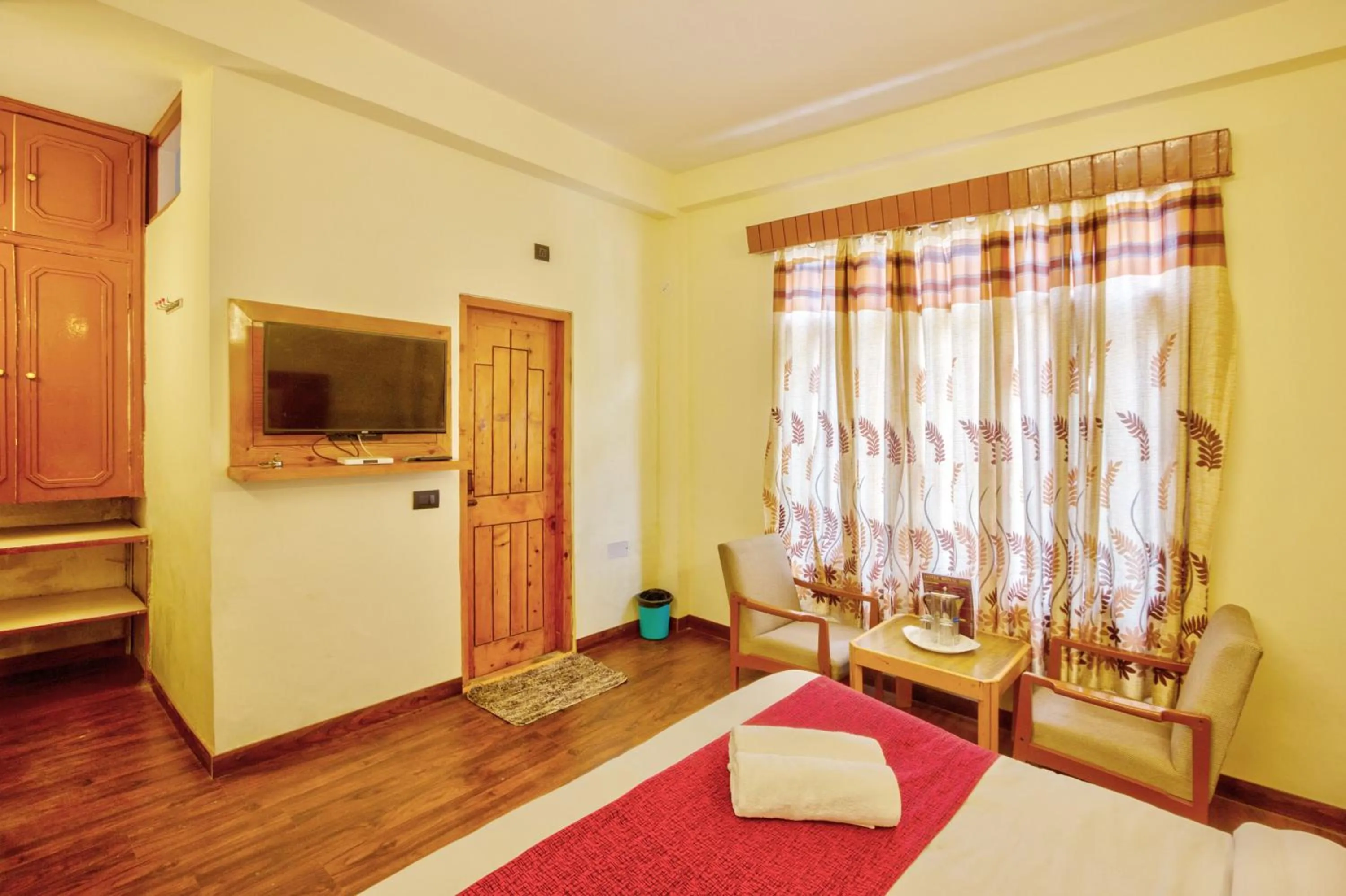 Bedroom, Bed in HOTEL ROyAL THE MALL MANALI