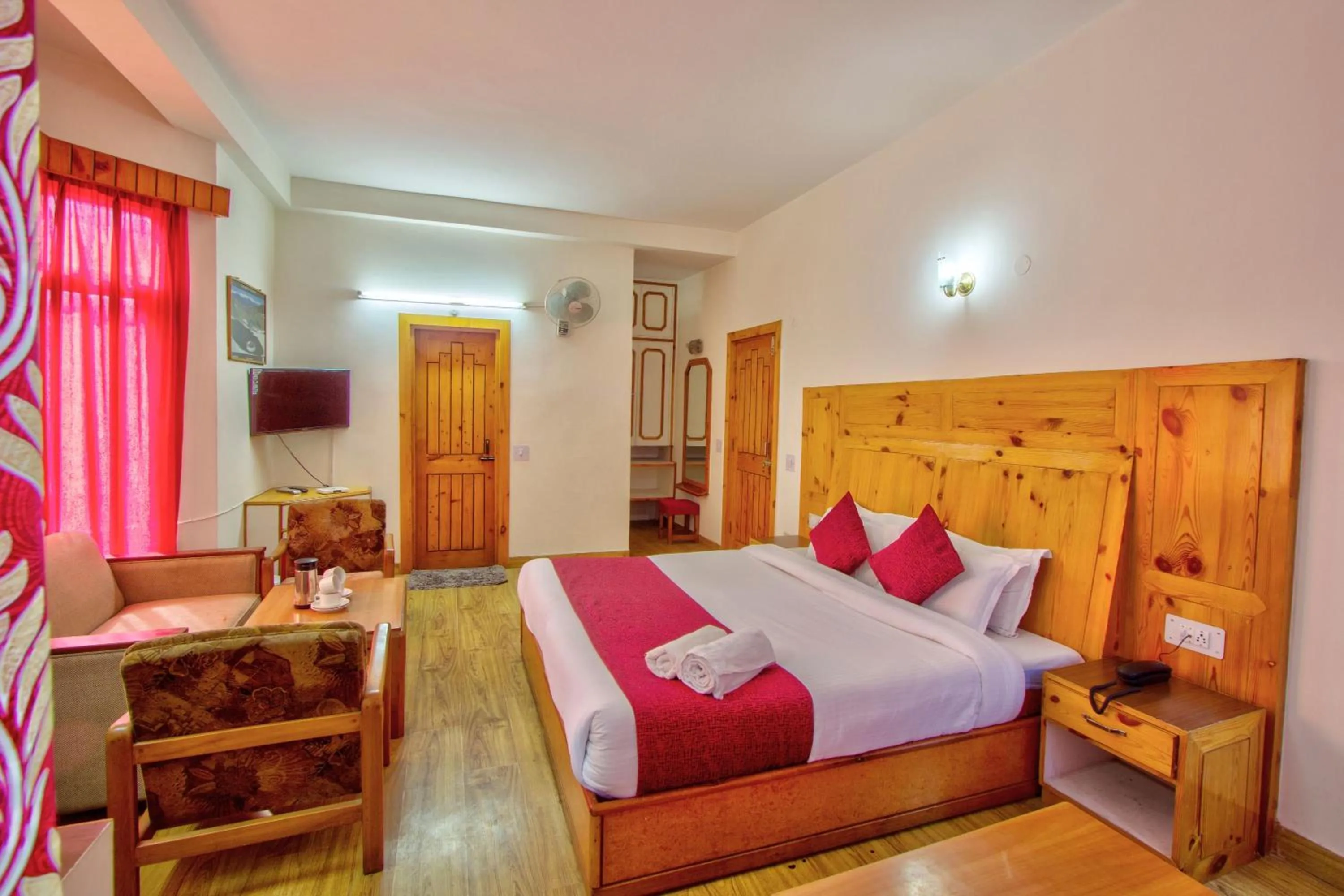 Bedroom, Bed in HOTEL ROyAL THE MALL MANALI