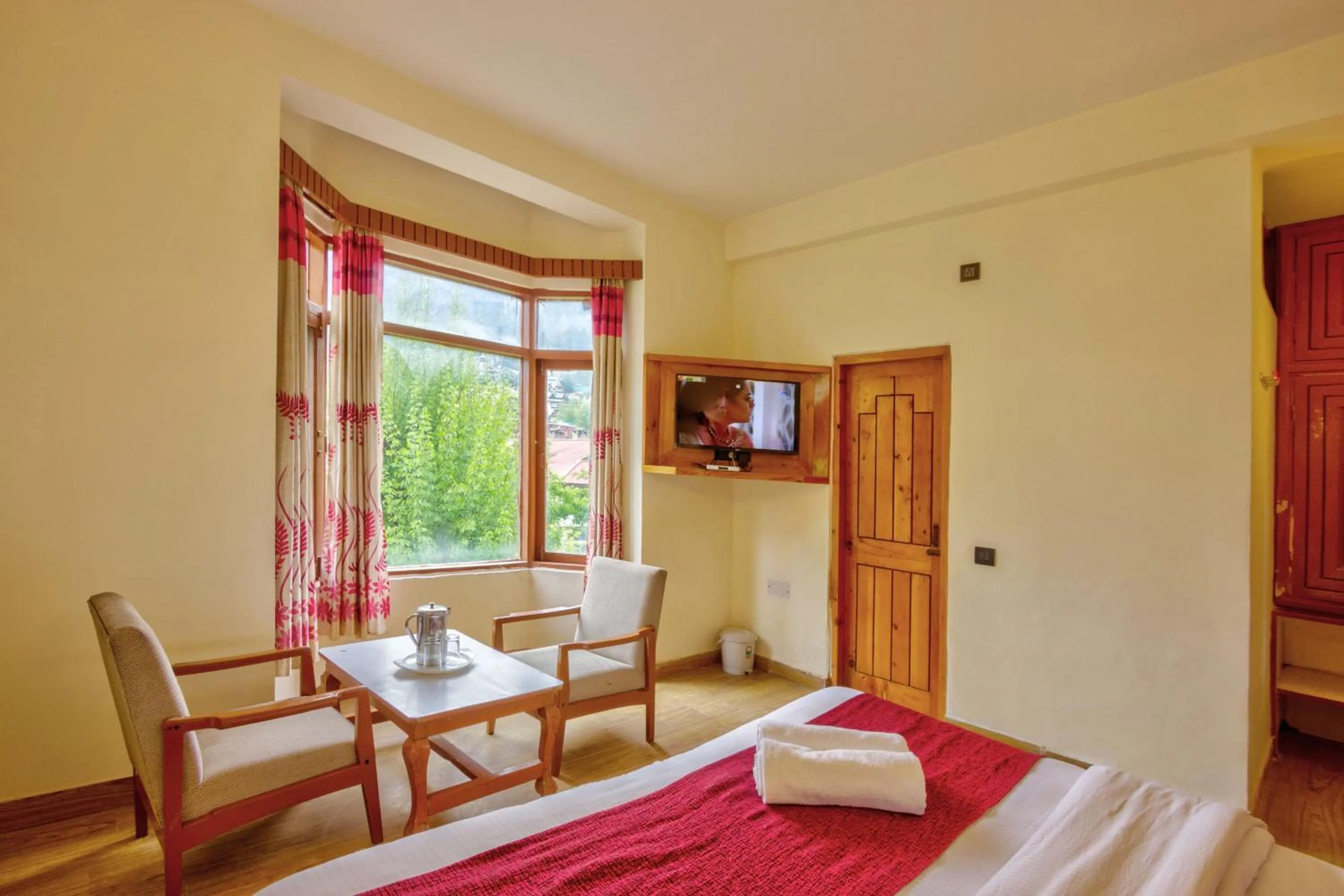 Bedroom, Bed in HOTEL ROyAL THE MALL MANALI