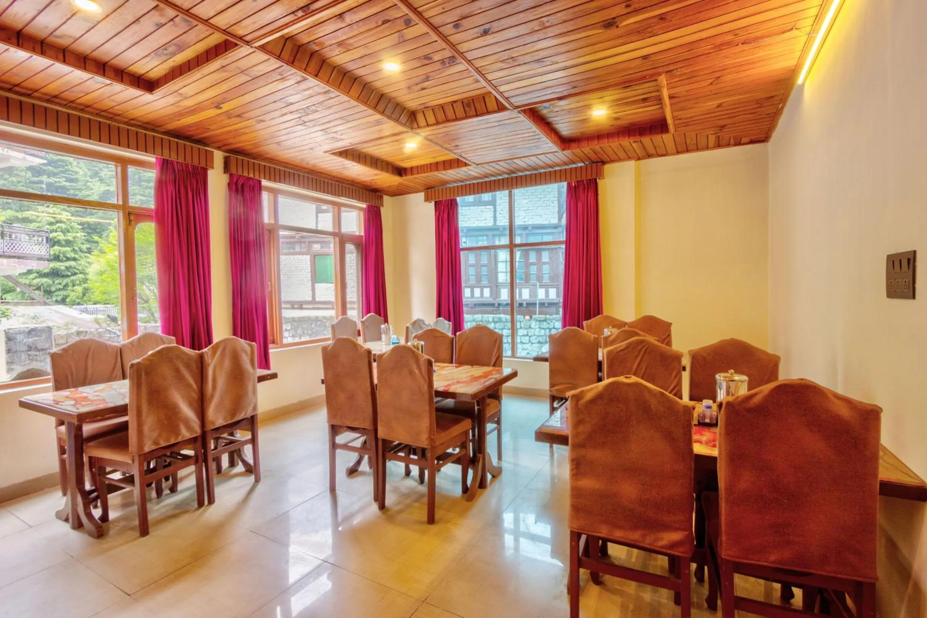 Restaurant/places to eat in HOTEL ROyAL THE MALL MANALI