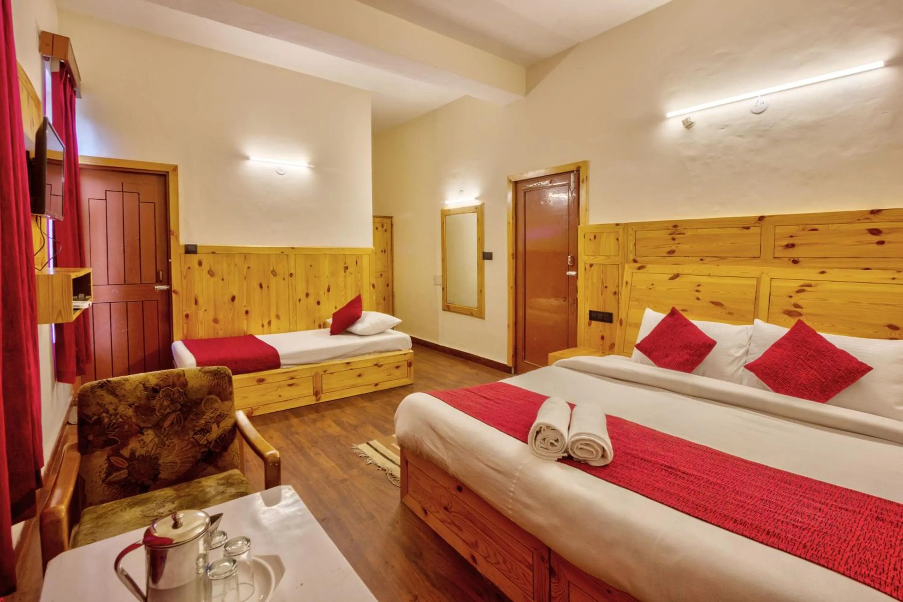 Bedroom, Bed in HOTEL ROyAL THE MALL MANALI