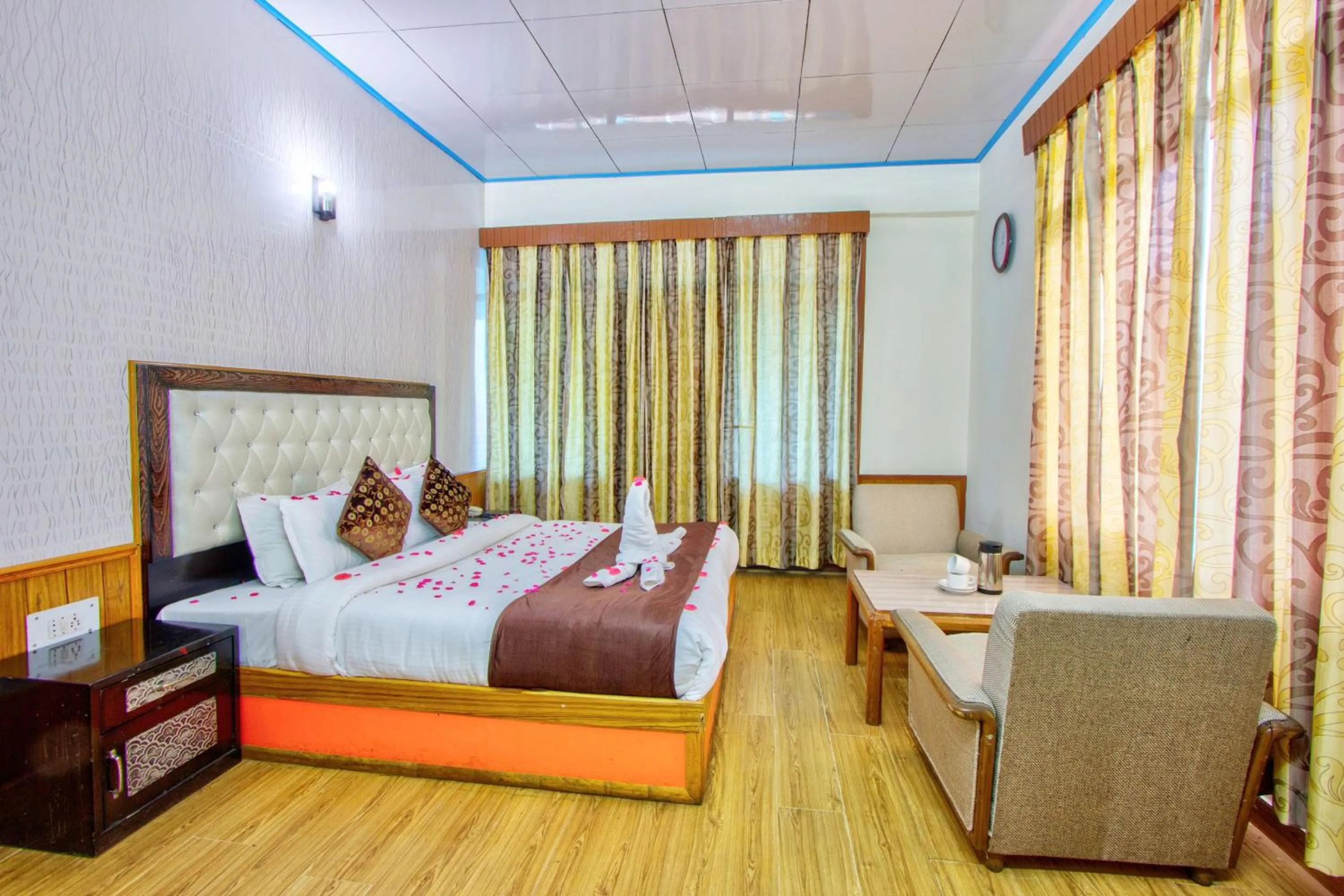 Bedroom, Bed in HOTEL ROyAL THE MALL MANALI