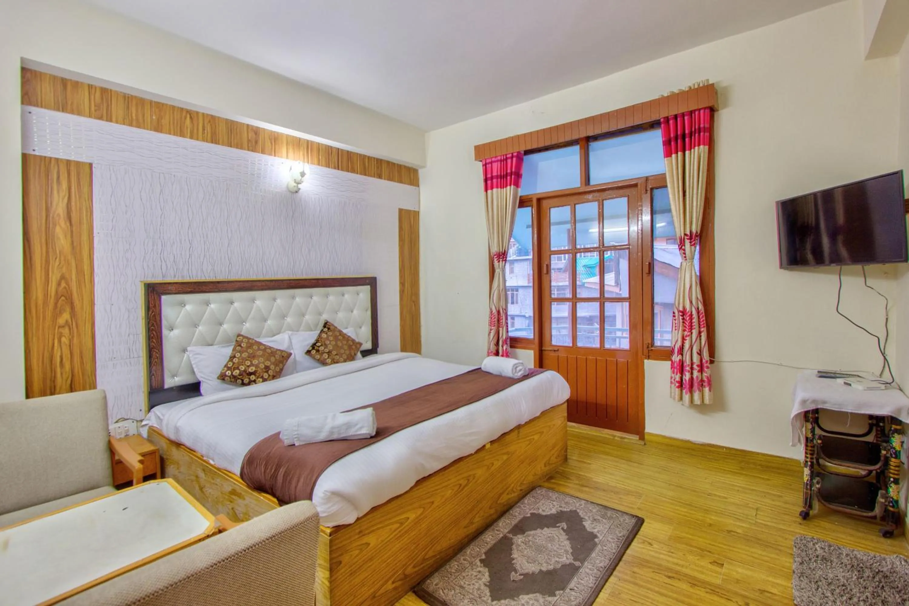 Bedroom, Bed in HOTEL ROyAL THE MALL MANALI