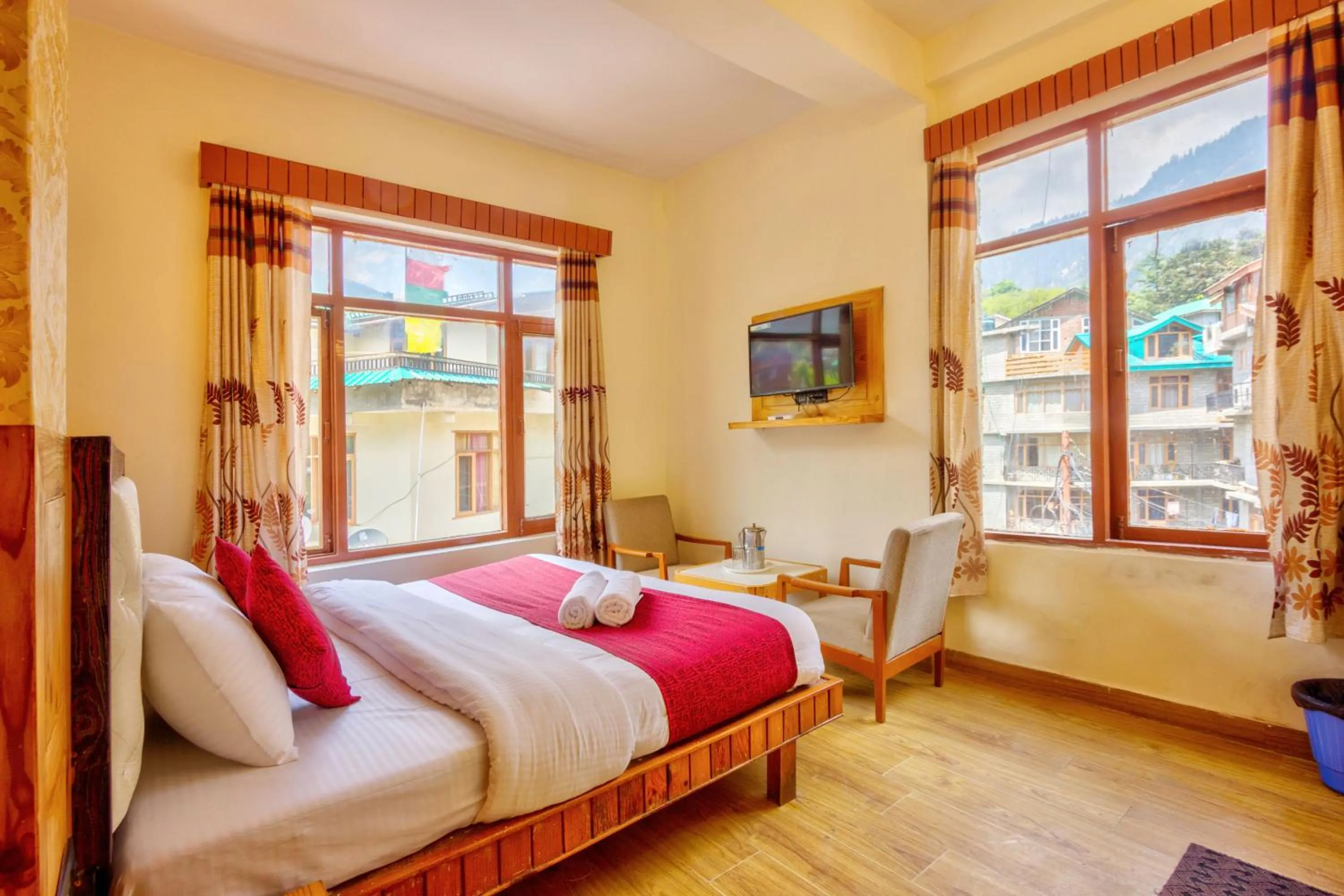 Bedroom, Bed in HOTEL ROyAL THE MALL MANALI