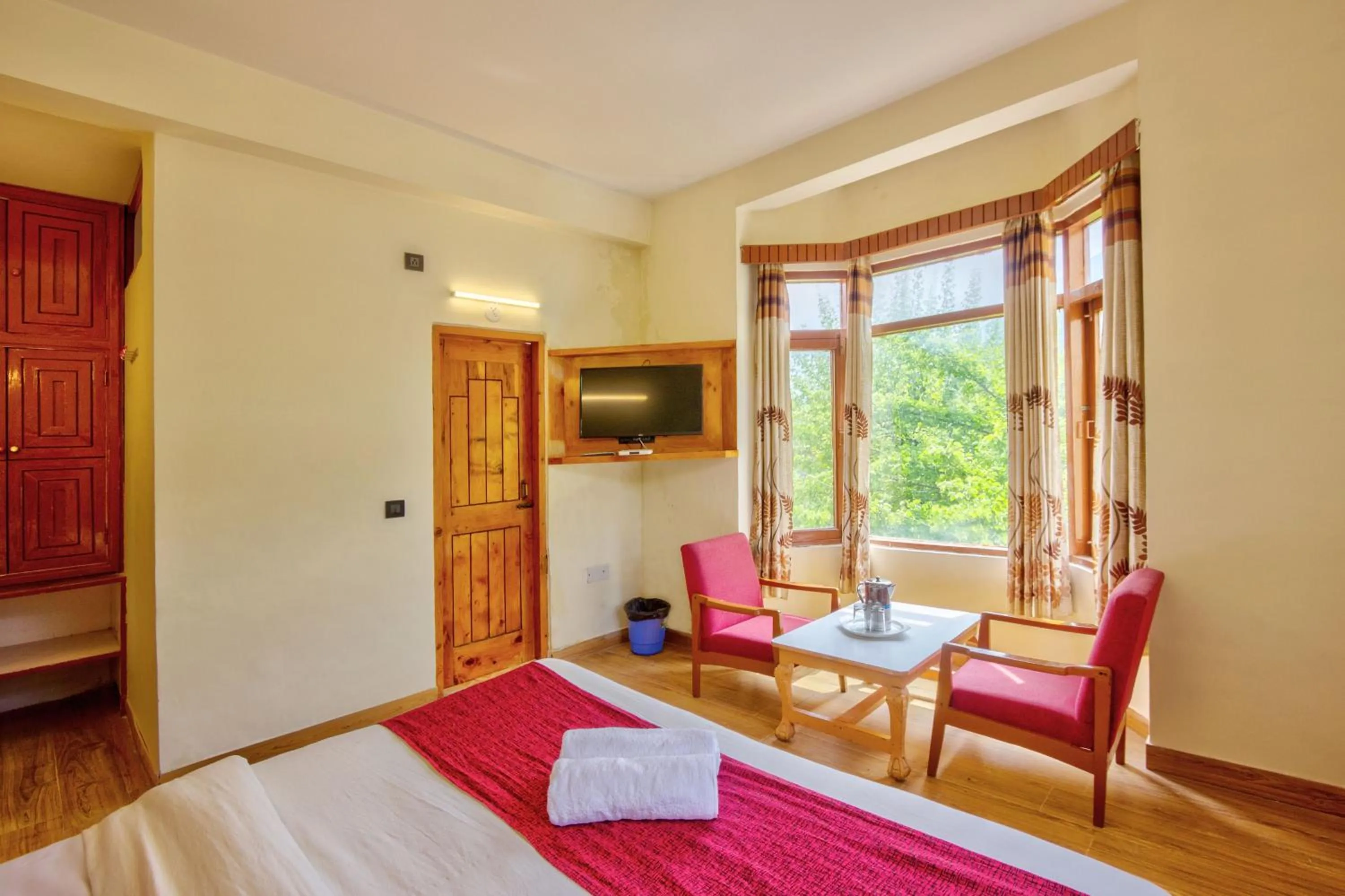 Bedroom, Bed in HOTEL ROyAL THE MALL MANALI