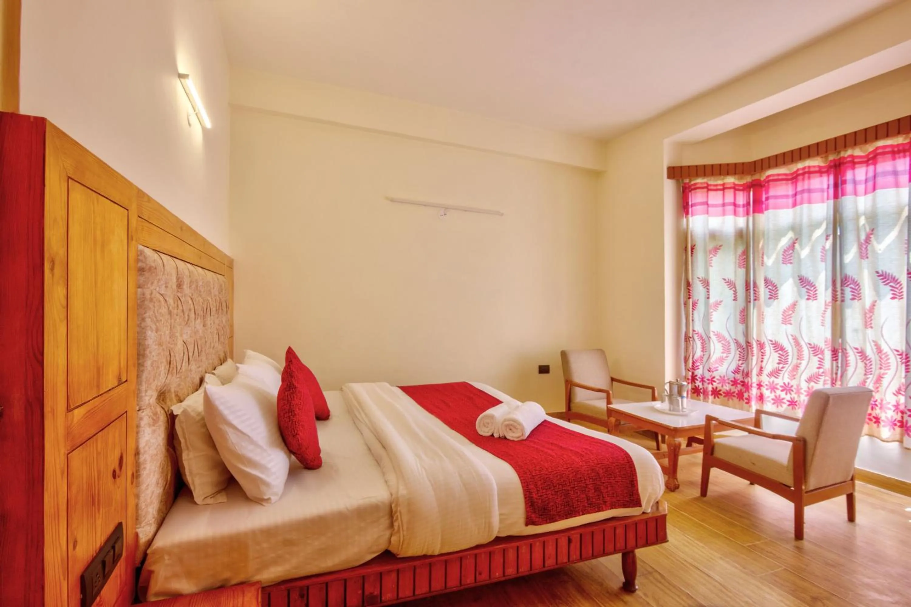 Bedroom, Bed in HOTEL ROyAL THE MALL MANALI