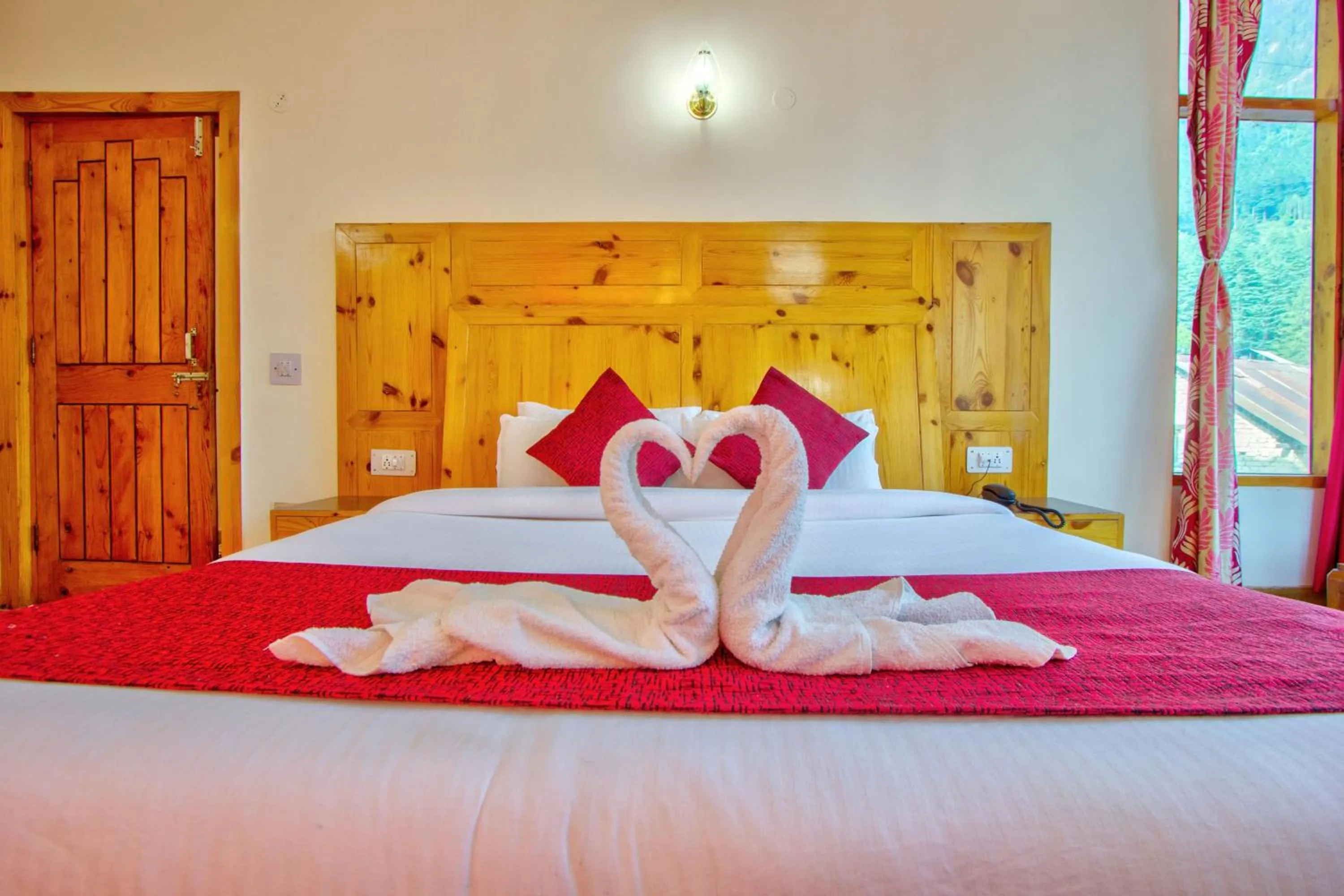 Bedroom, Bed in HOTEL ROyAL THE MALL MANALI