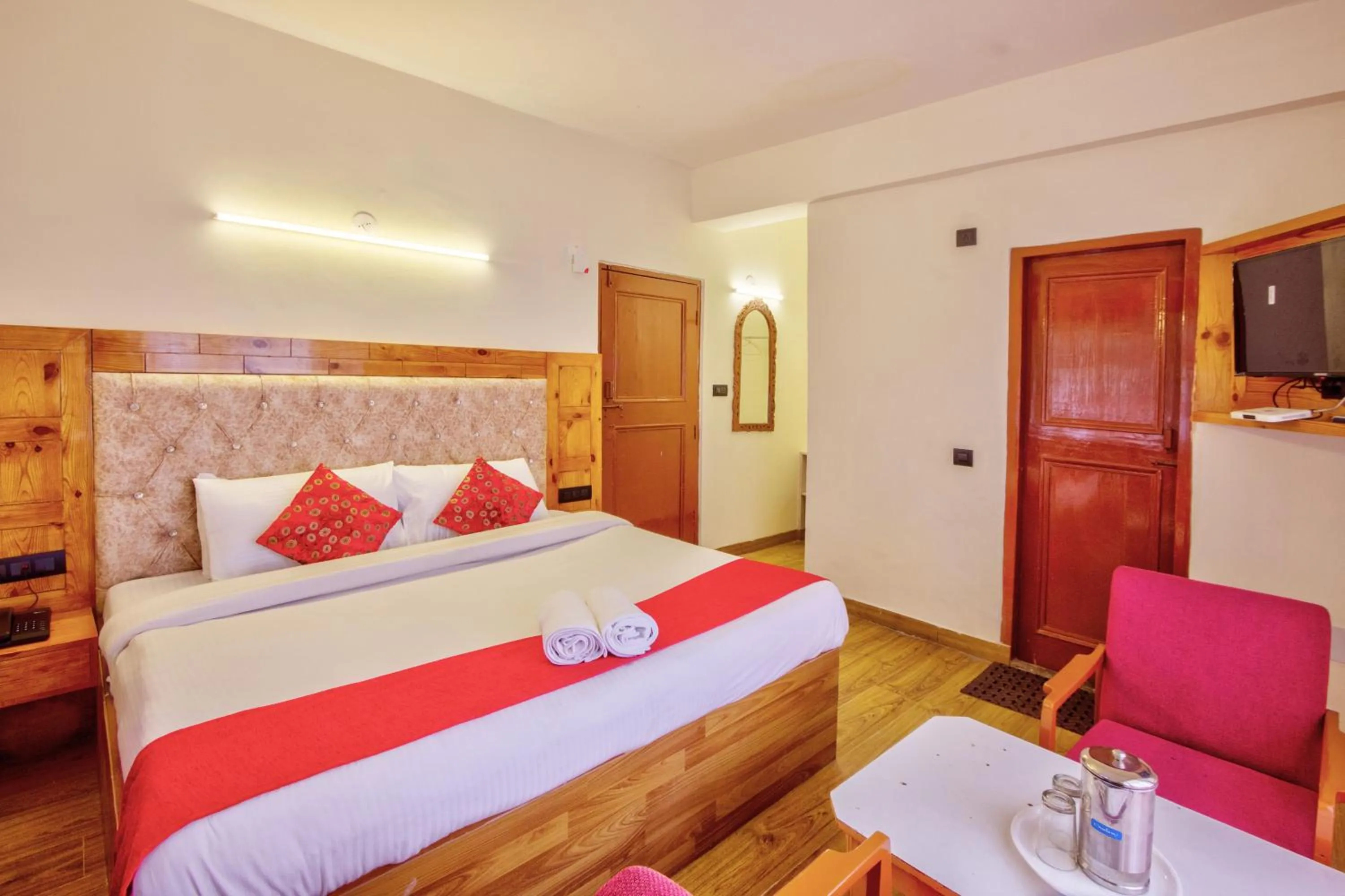 Bedroom, Bed in HOTEL ROyAL THE MALL MANALI