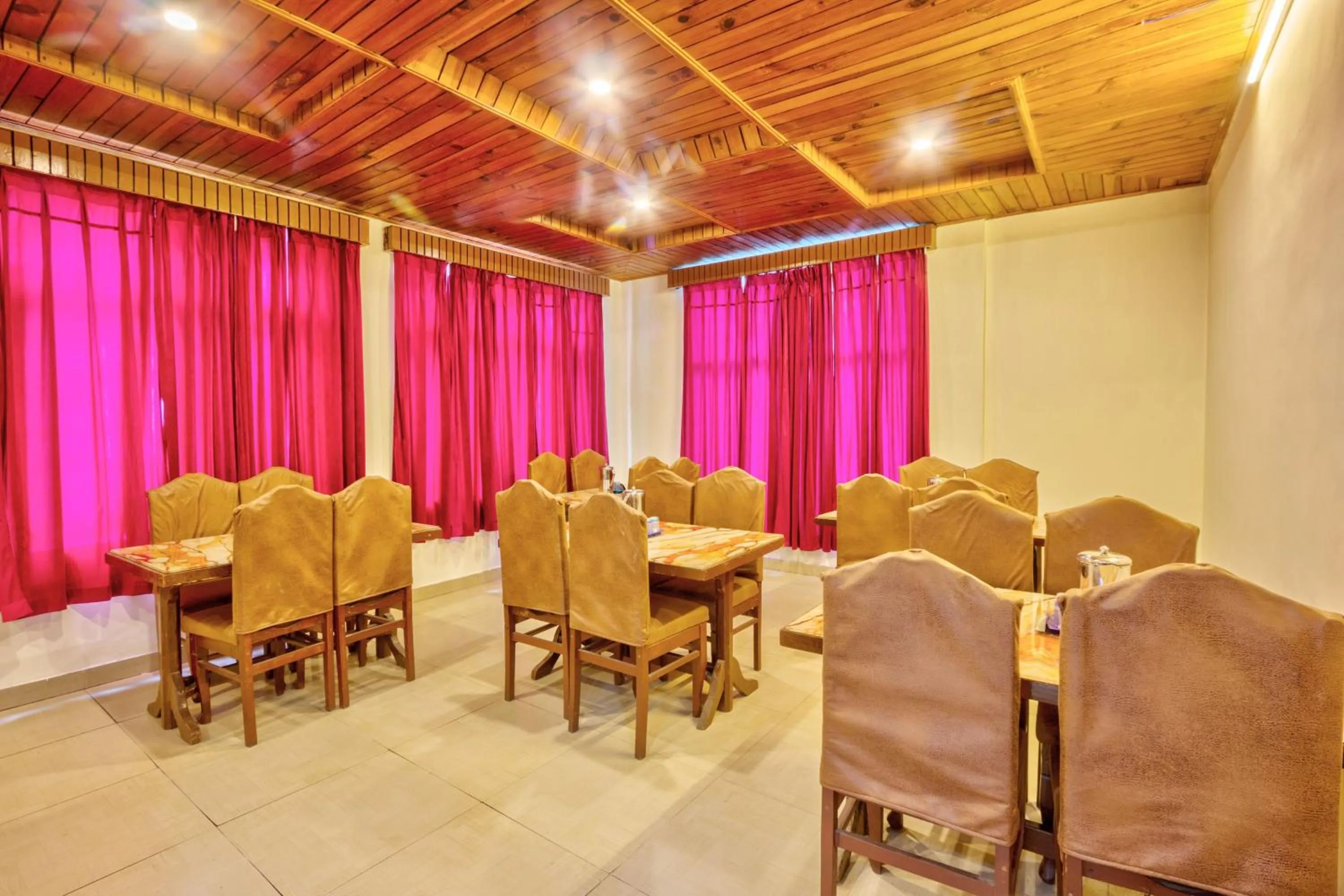 Restaurant/places to eat in HOTEL ROyAL THE MALL MANALI
