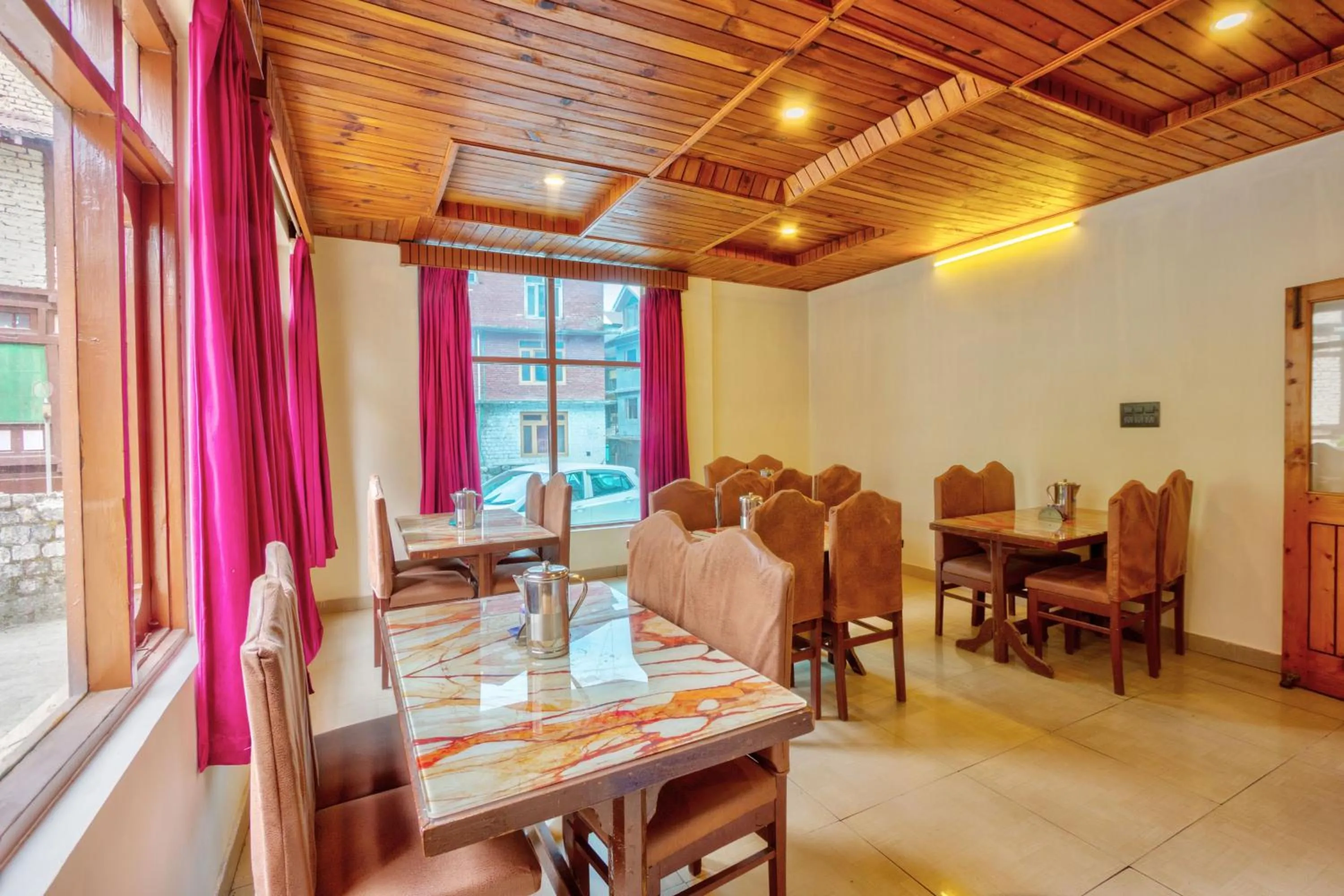 Restaurant/places to eat in HOTEL ROyAL THE MALL MANALI