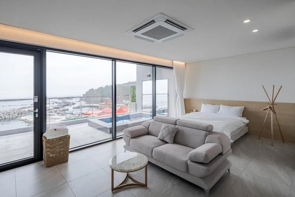 Bed in Pohang Madame Annette Pool Villa dogs allowed