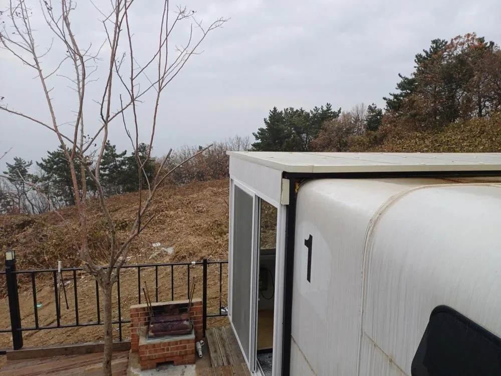 Road96 Caravan and Poolvilla