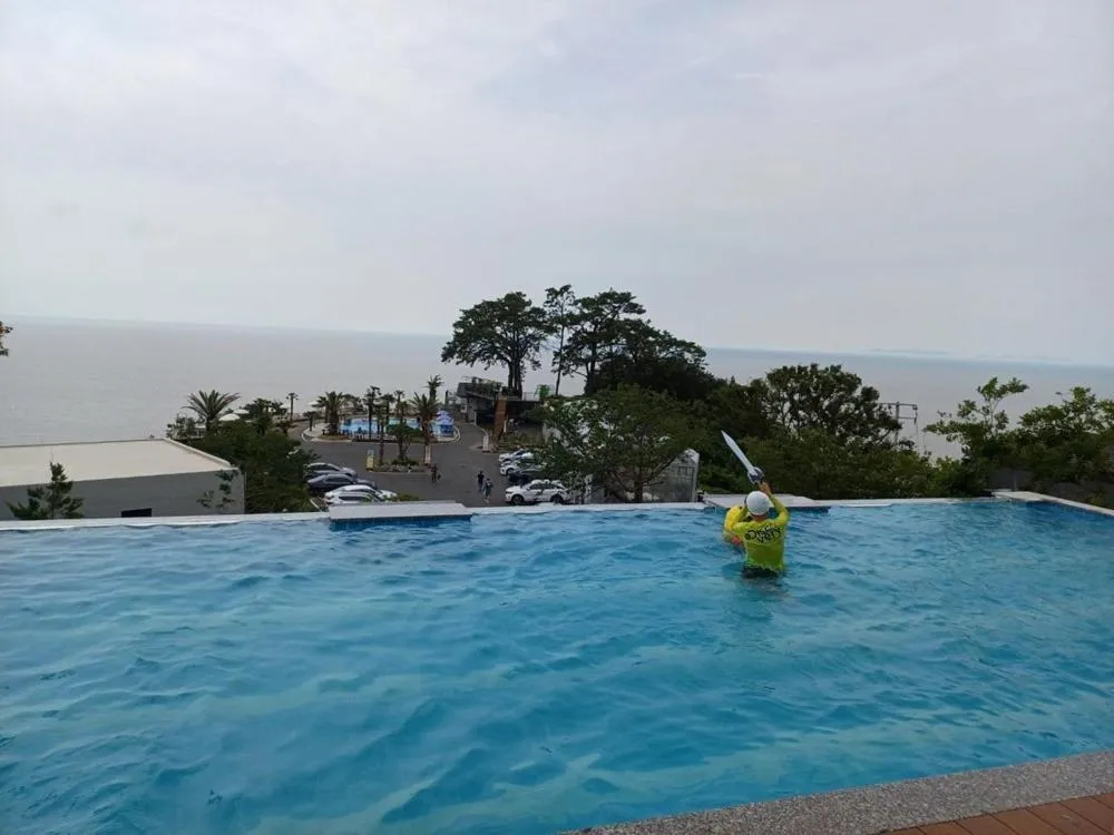 Road96 Caravan and Poolvilla