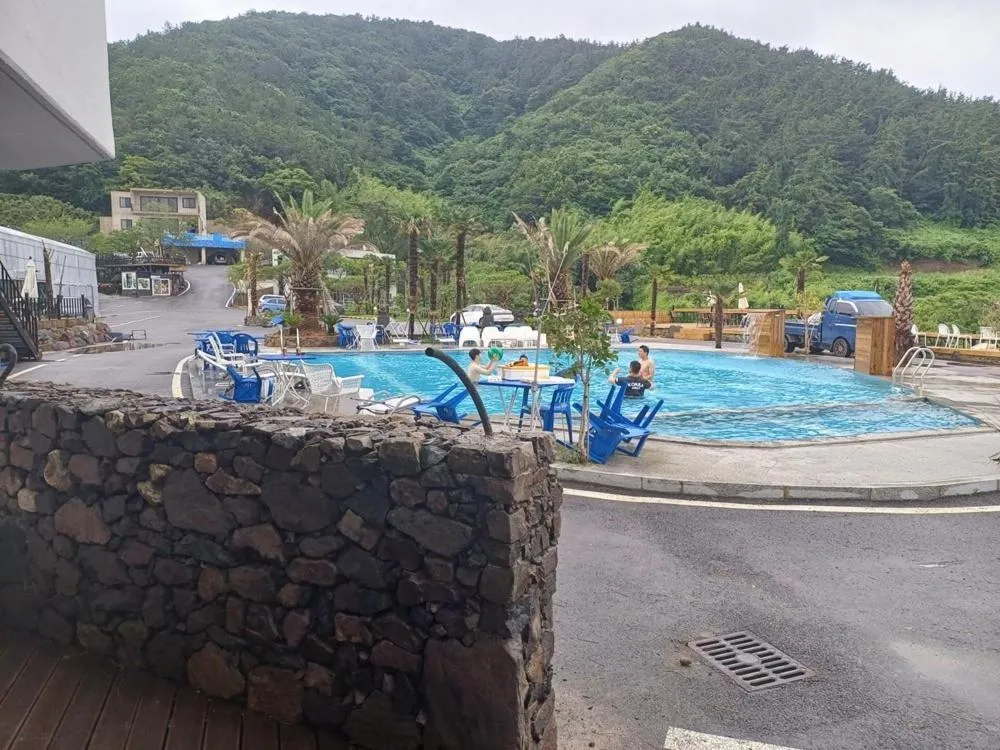 Road96 Caravan and Poolvilla