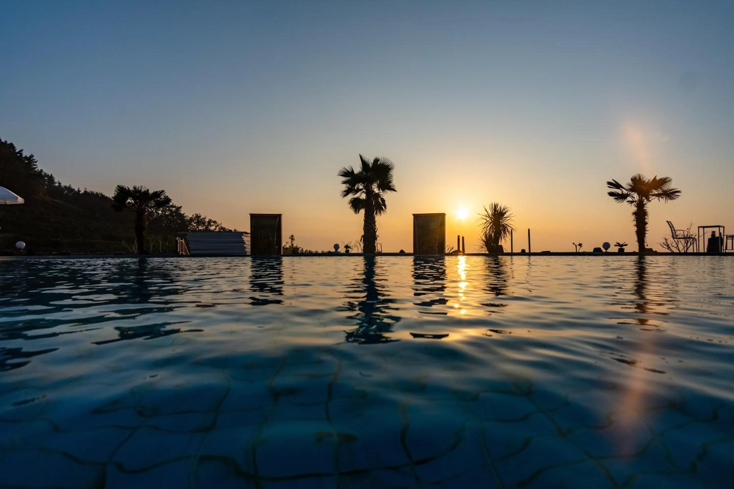 Road96 Caravan and Poolvilla