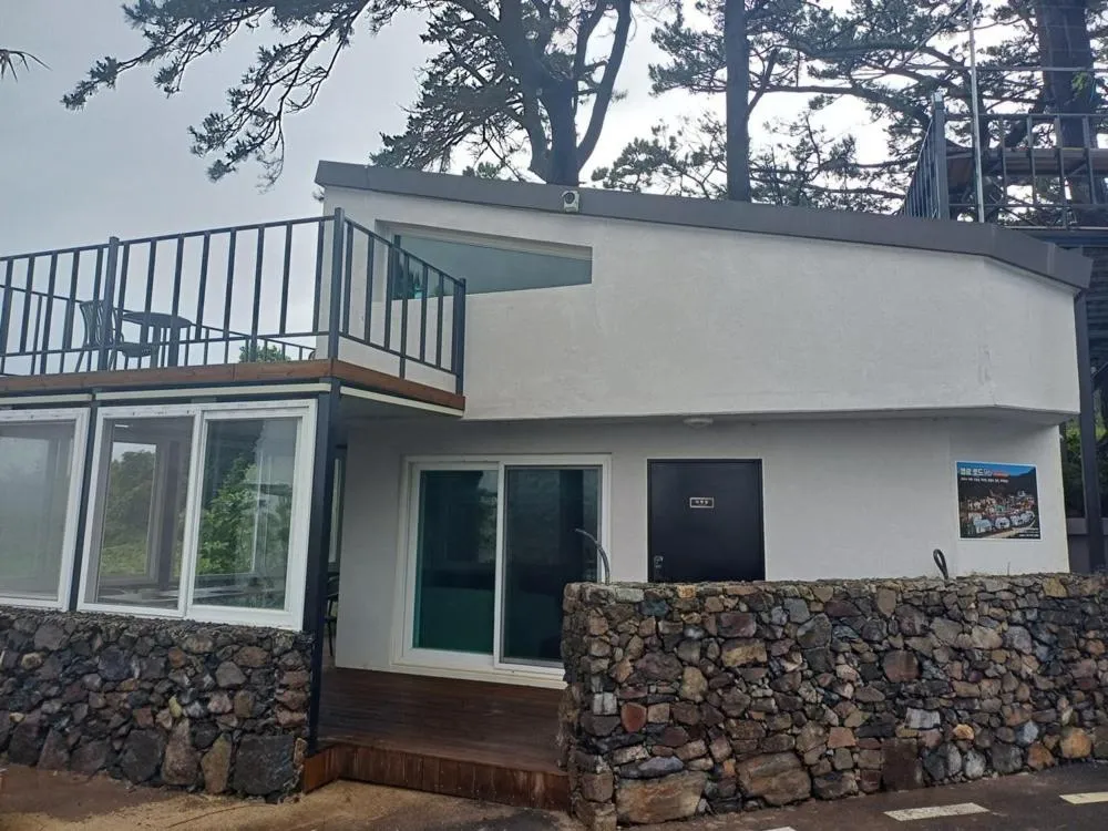 Road96 Caravan and Poolvilla