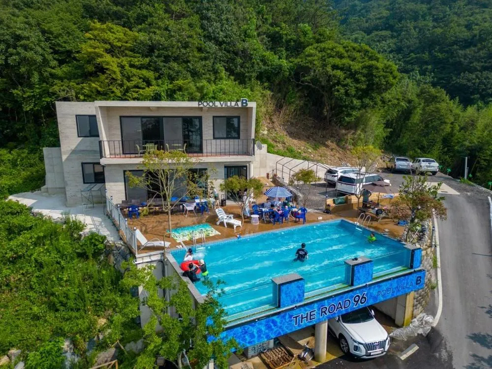 Road96 Caravan and Poolvilla