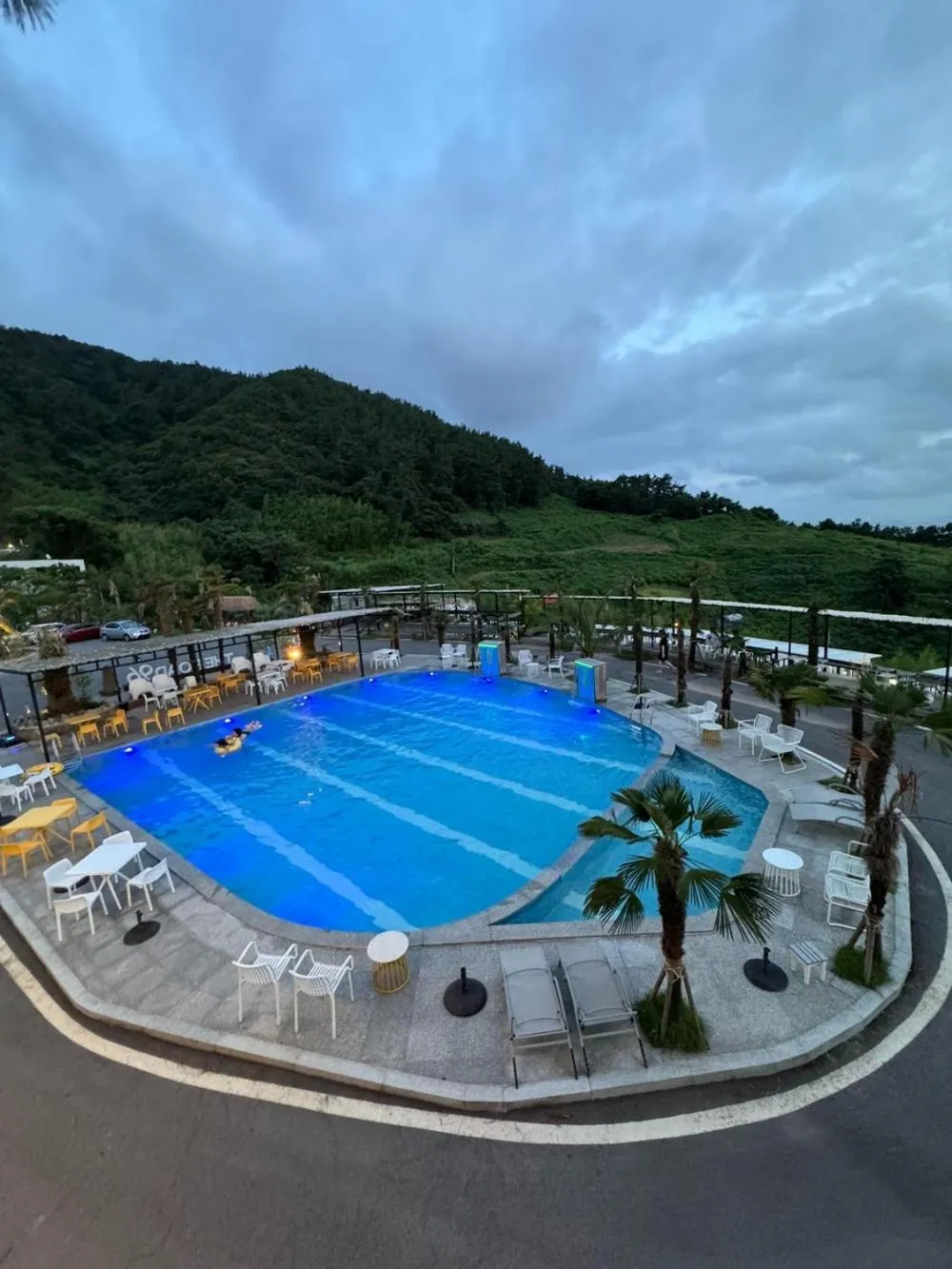 Road96 Caravan and Poolvilla