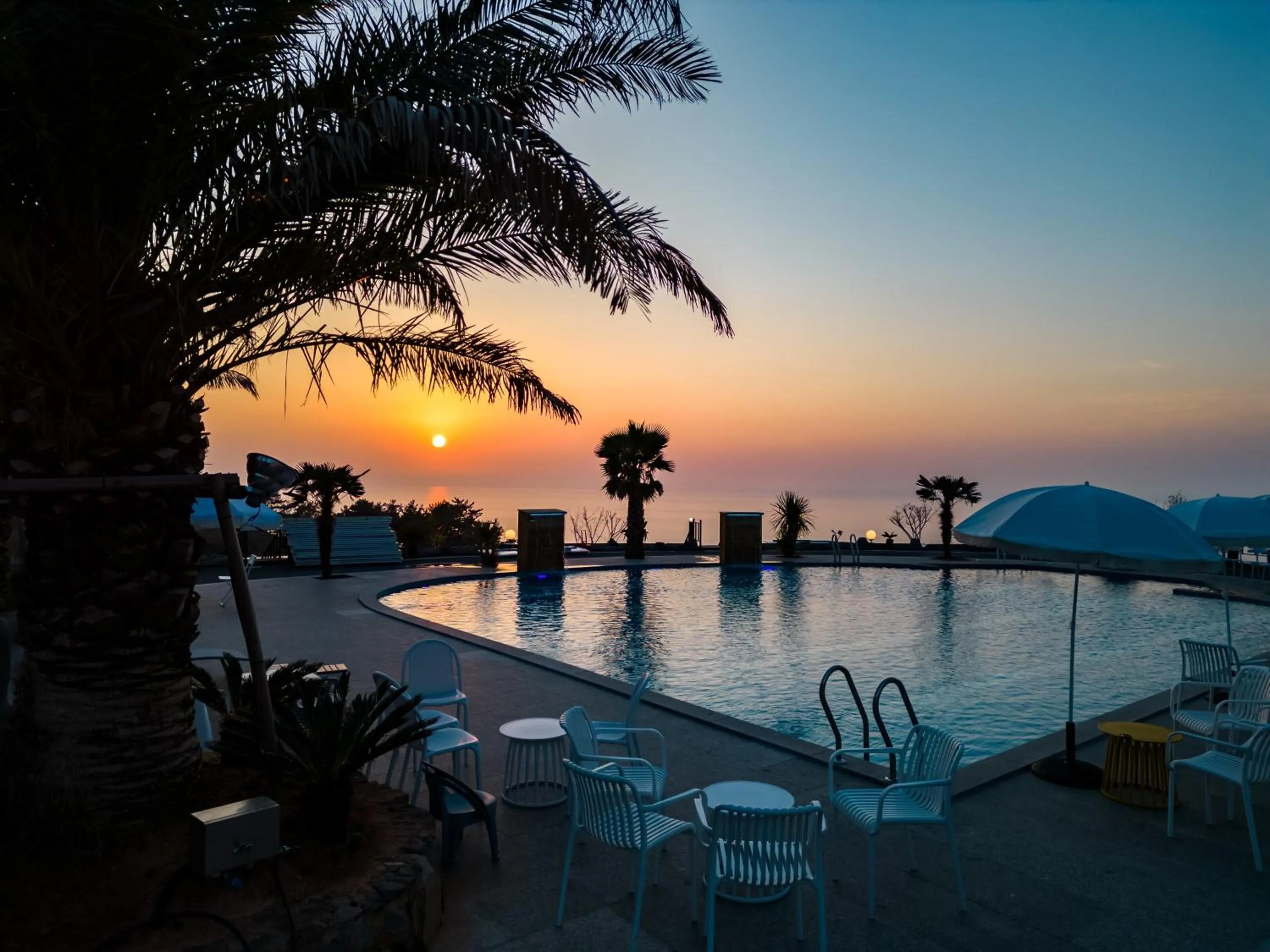 Road96 Caravan and Poolvilla