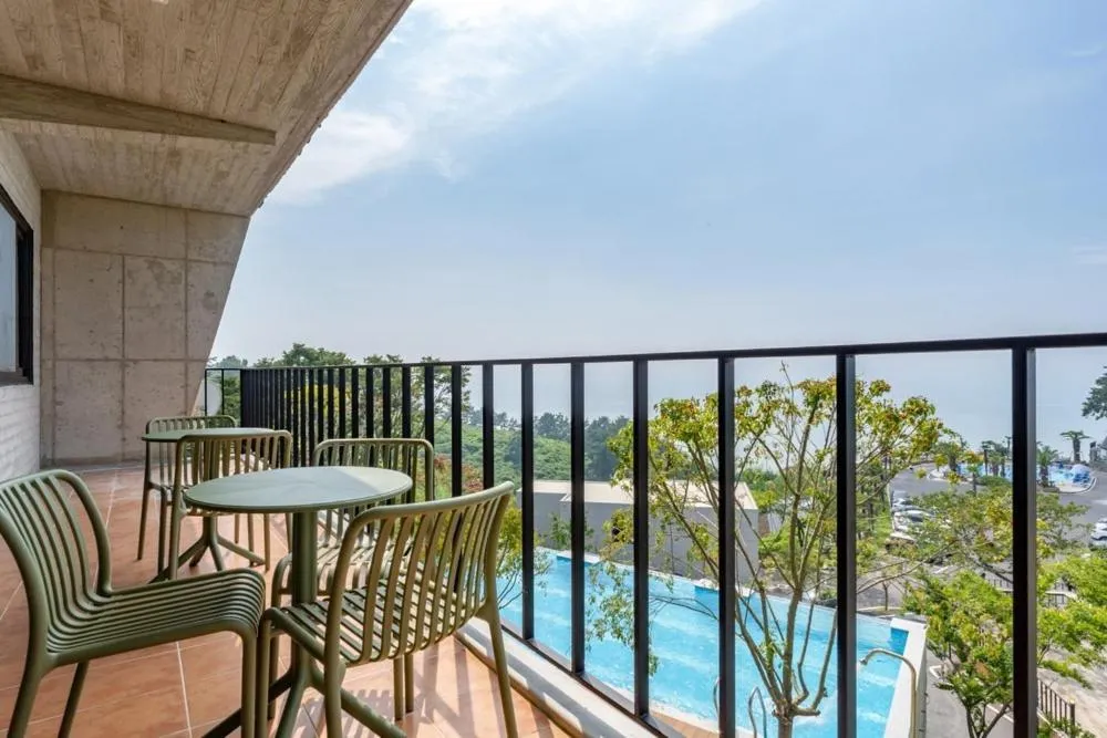 Road96 Caravan and Poolvilla